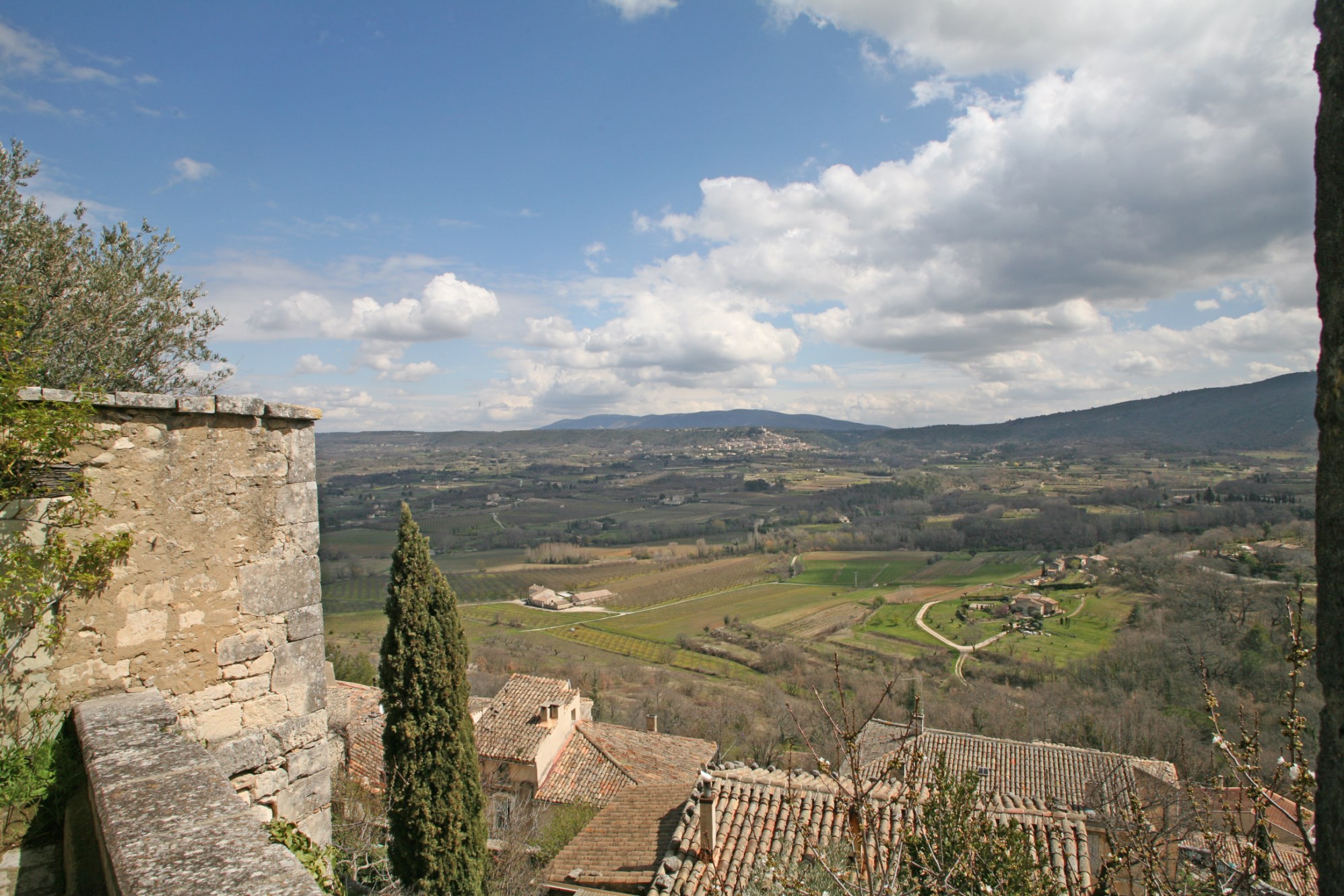  For sale, in a hill top village in Luberon, unique property consisting of two houses with exceptional views 