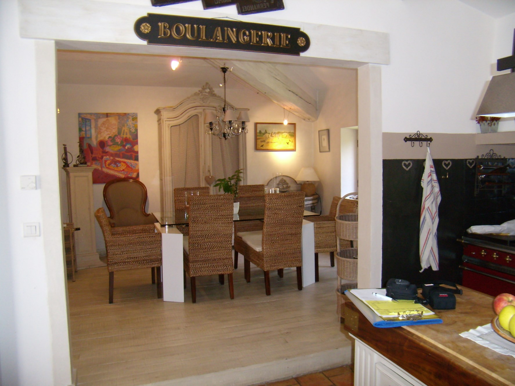 For sale in Luberon, very pleasant stone house, landscaped garden of 2500 m² with swimming pool