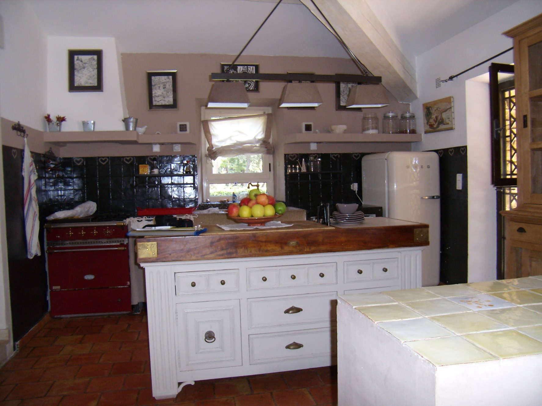 For sale in Luberon, very pleasant stone house, landscaped garden of 2500 m² with swimming pool