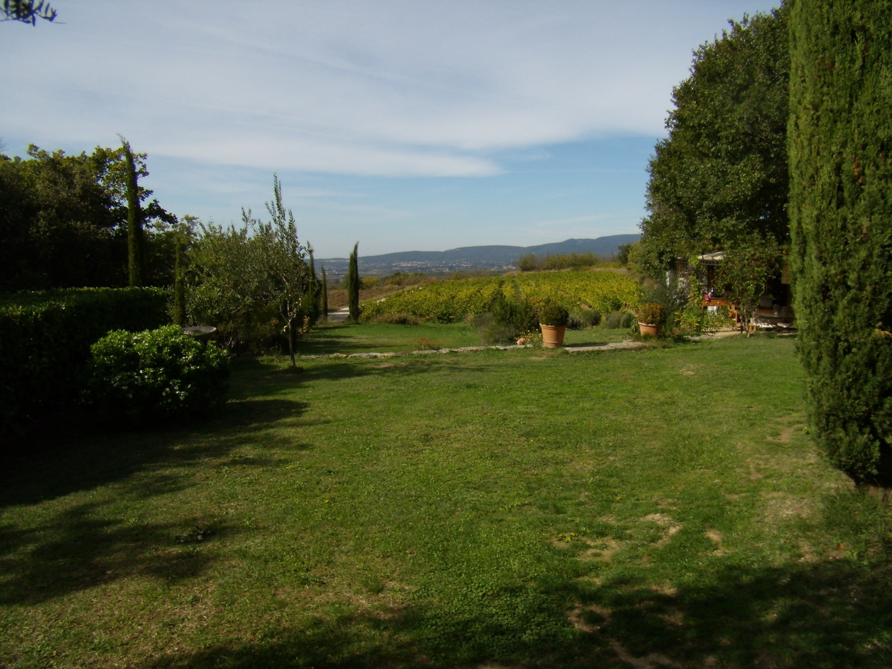 For sale in Luberon, very pleasant stone house, landscaped garden of 2500 m² with swimming pool