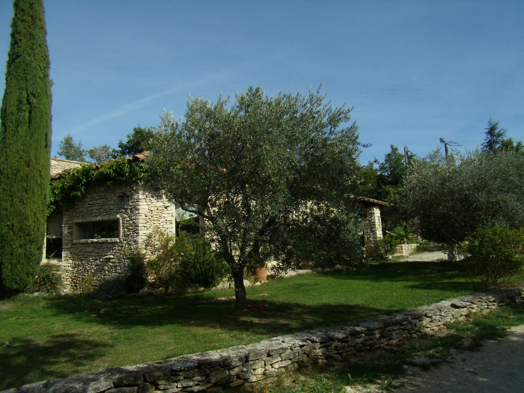 For sale in Luberon, very pleasant stone house, landscaped garden of 2500 m² with swimming pool