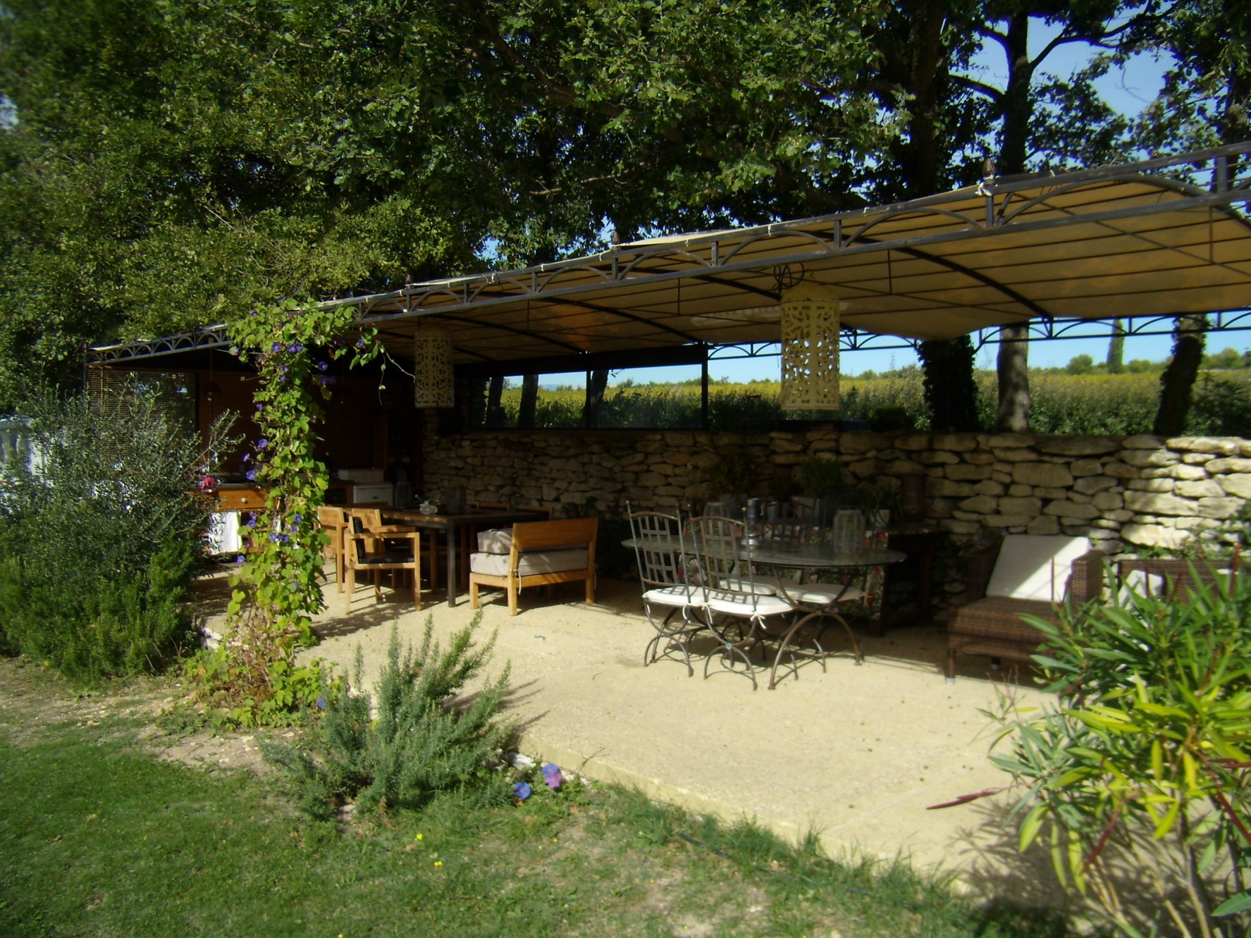 For sale in Luberon, very pleasant stone house, landscaped garden of 2500 m² with swimming pool