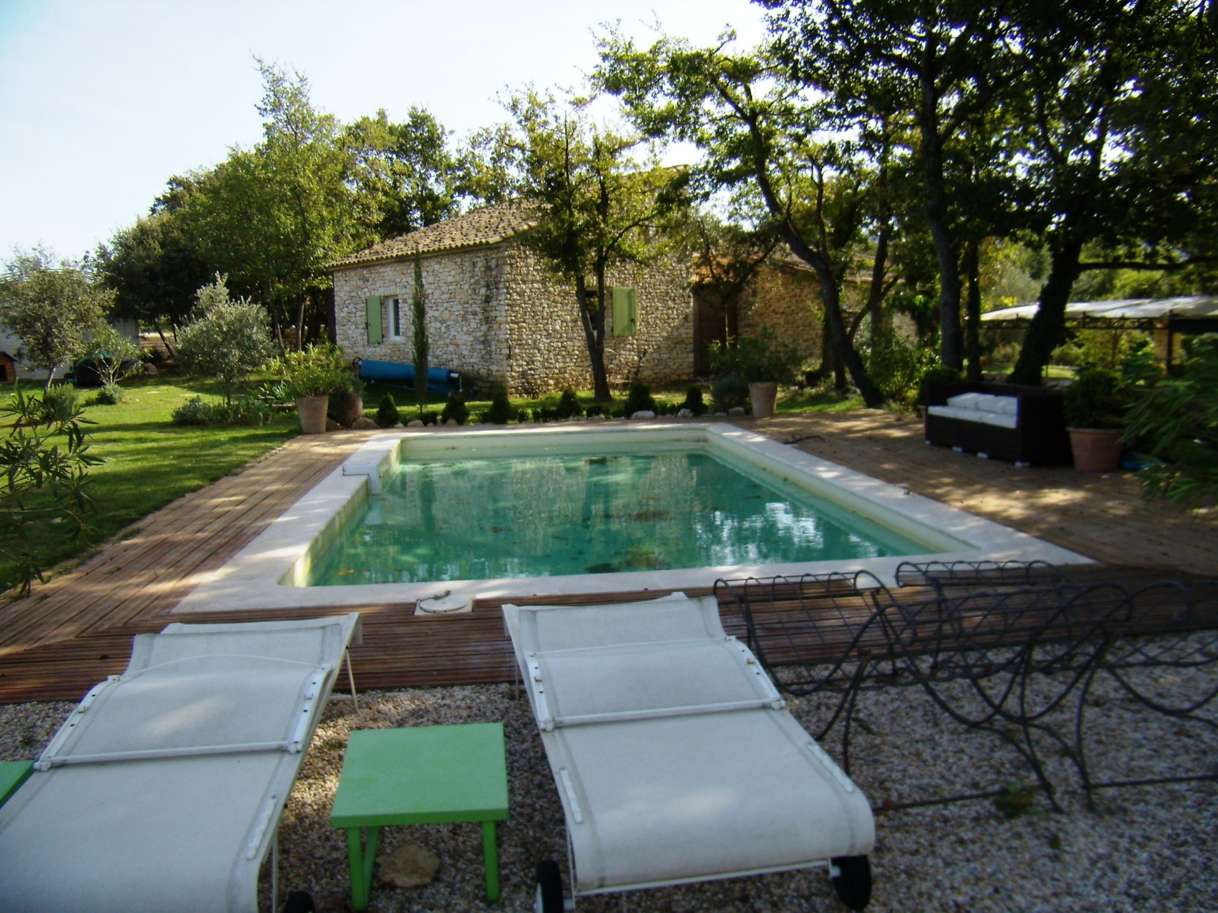 For sale in Luberon, very pleasant stone house, landscaped garden of 2500 m² with swimming pool