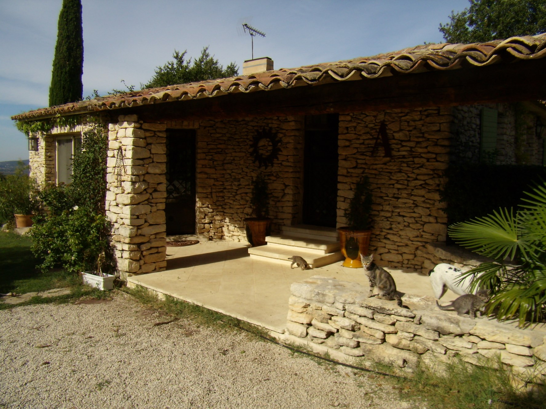 For sale in Luberon, very pleasant stone house, landscaped garden of 2500 m² with swimming pool