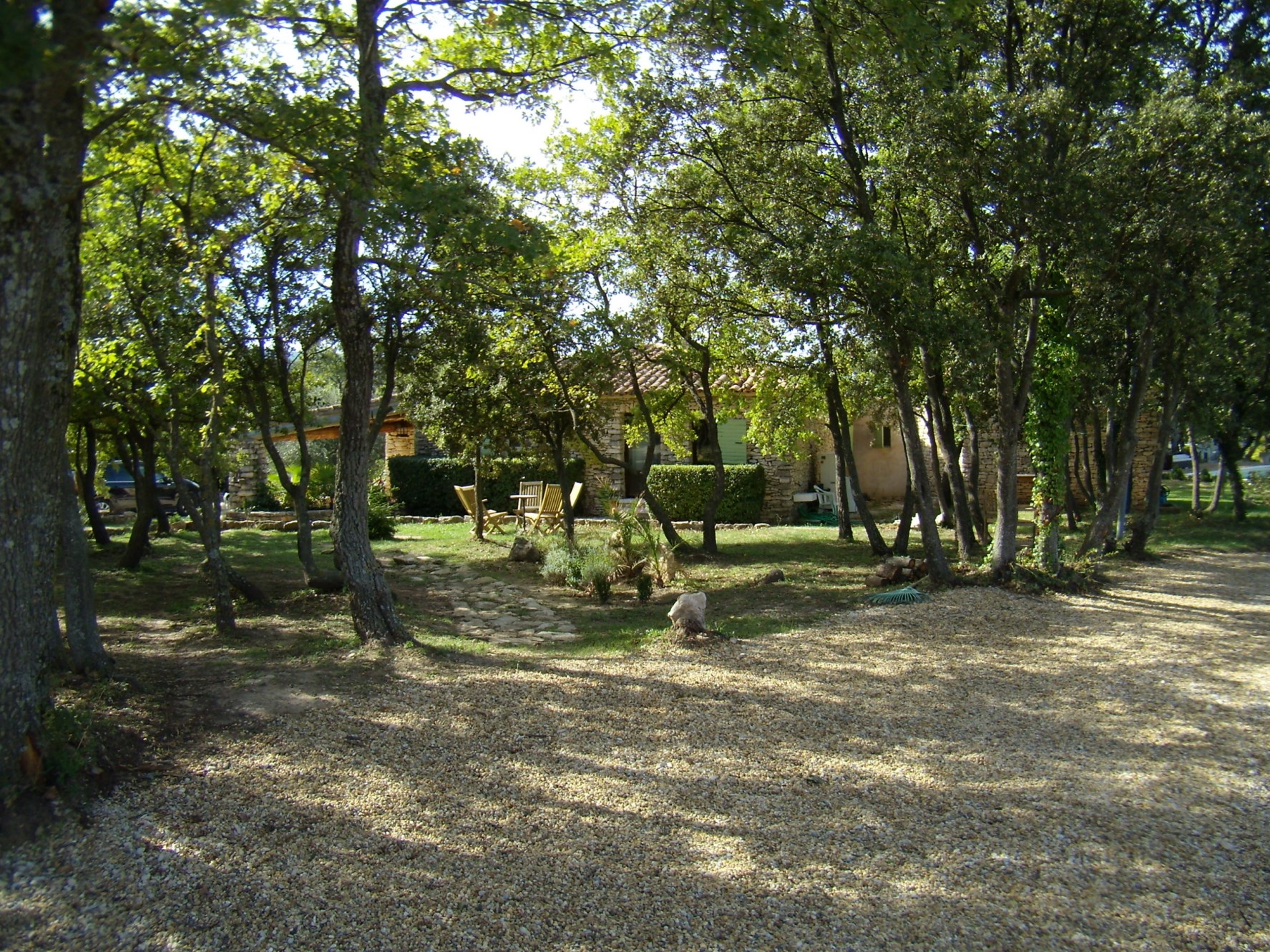For sale in Luberon, very pleasant stone house, landscaped garden of 2500 m² with swimming pool