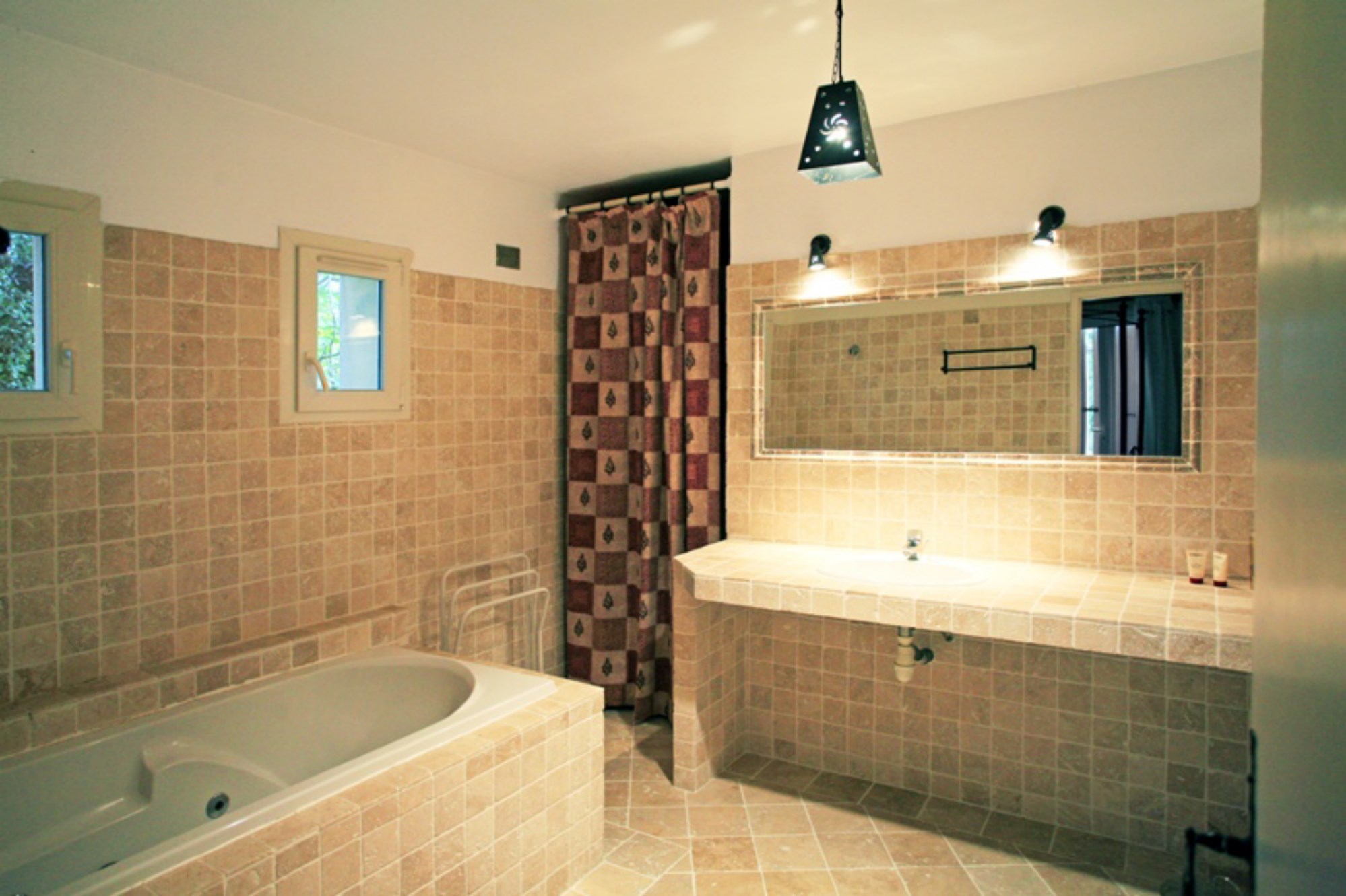 For sale, near Gordes, contemporary house in a park of 3200 sqm with pool and a pool house