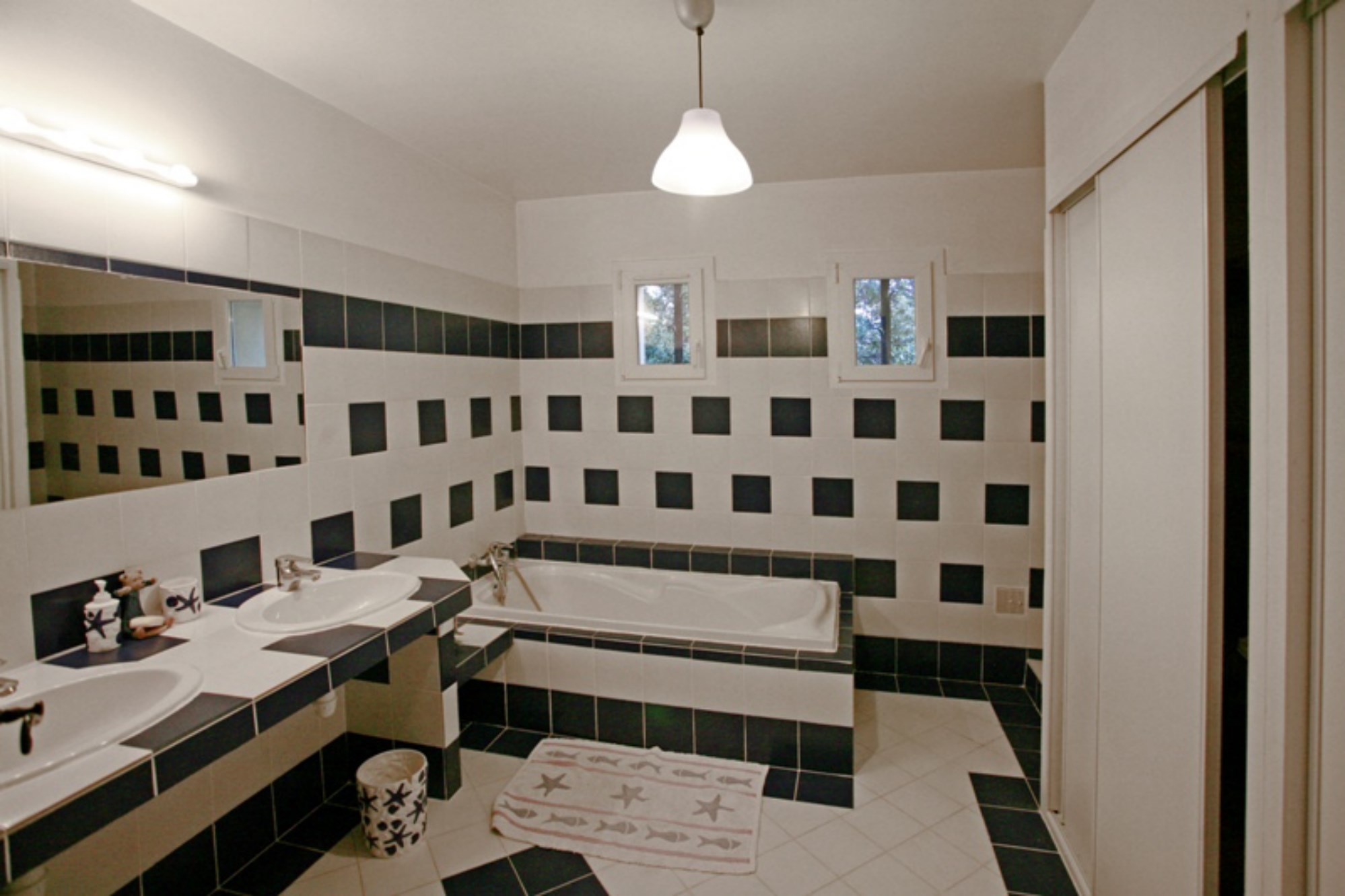 For sale, near Gordes, contemporary house in a park of 3200 sqm with pool and a pool house