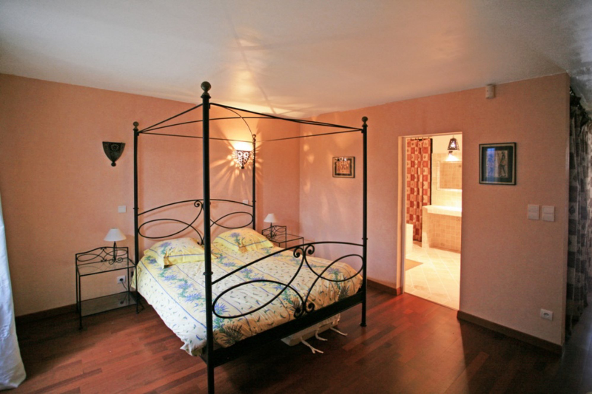 For sale, near Gordes, contemporary house in a park of 3200 sqm with pool and a pool house