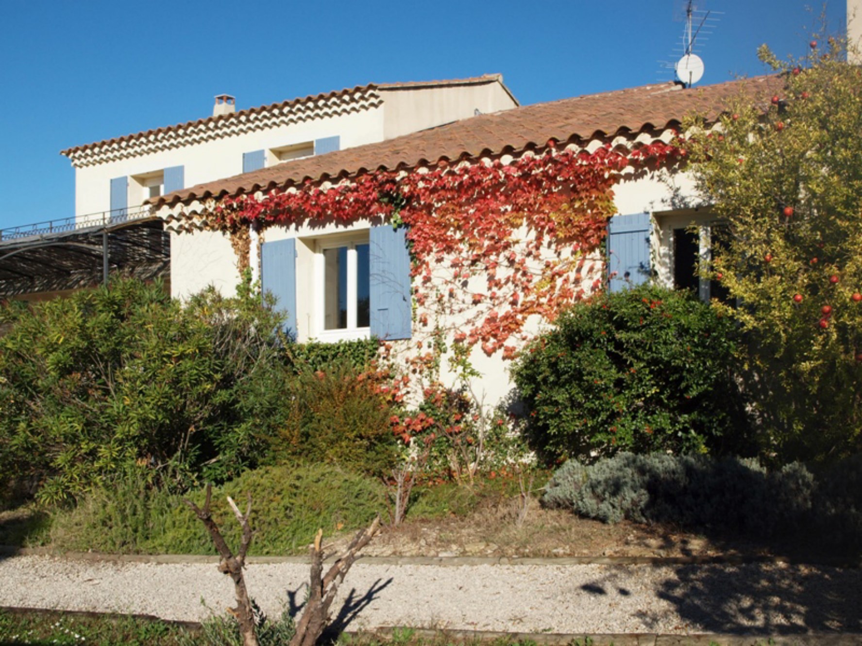 For sale, near Gordes, contemporary house in a park of 3200 sqm with pool and a pool house