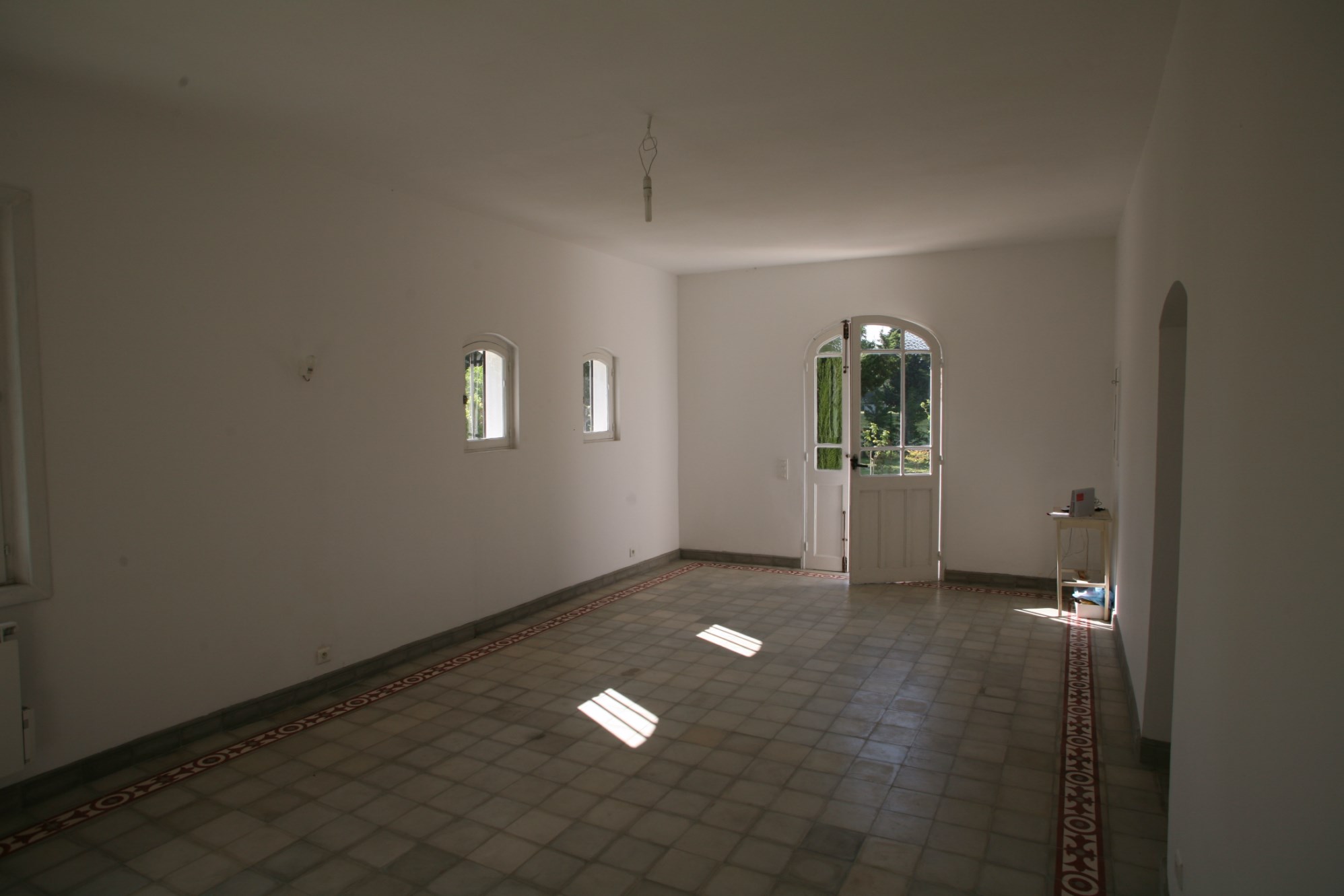 For sale, on the edge of the Luberon, a traditional farmhouse entirely renovated with pool and garden
