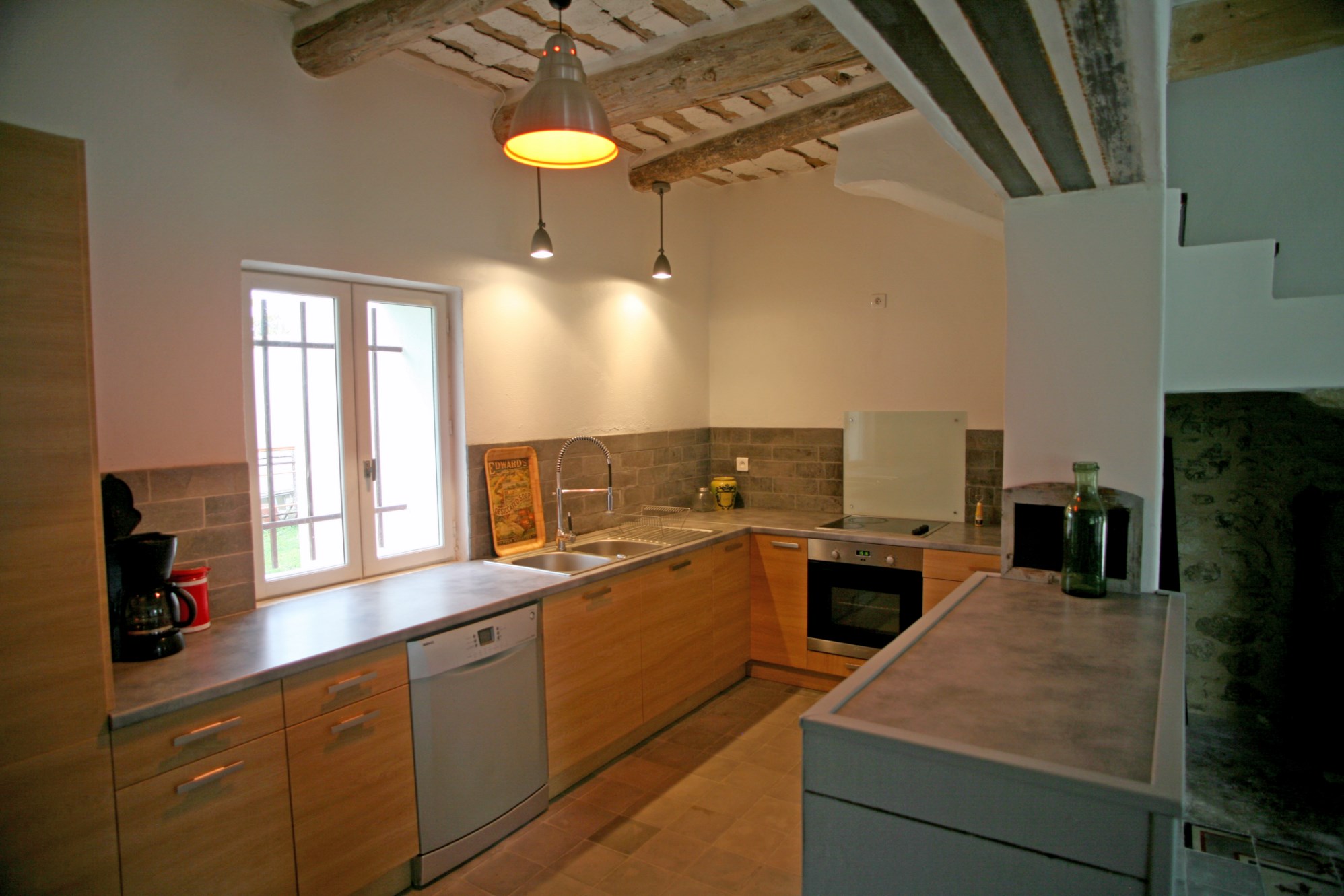 For sale, on the edge of the Luberon, a traditional farmhouse entirely renovated with pool and garden