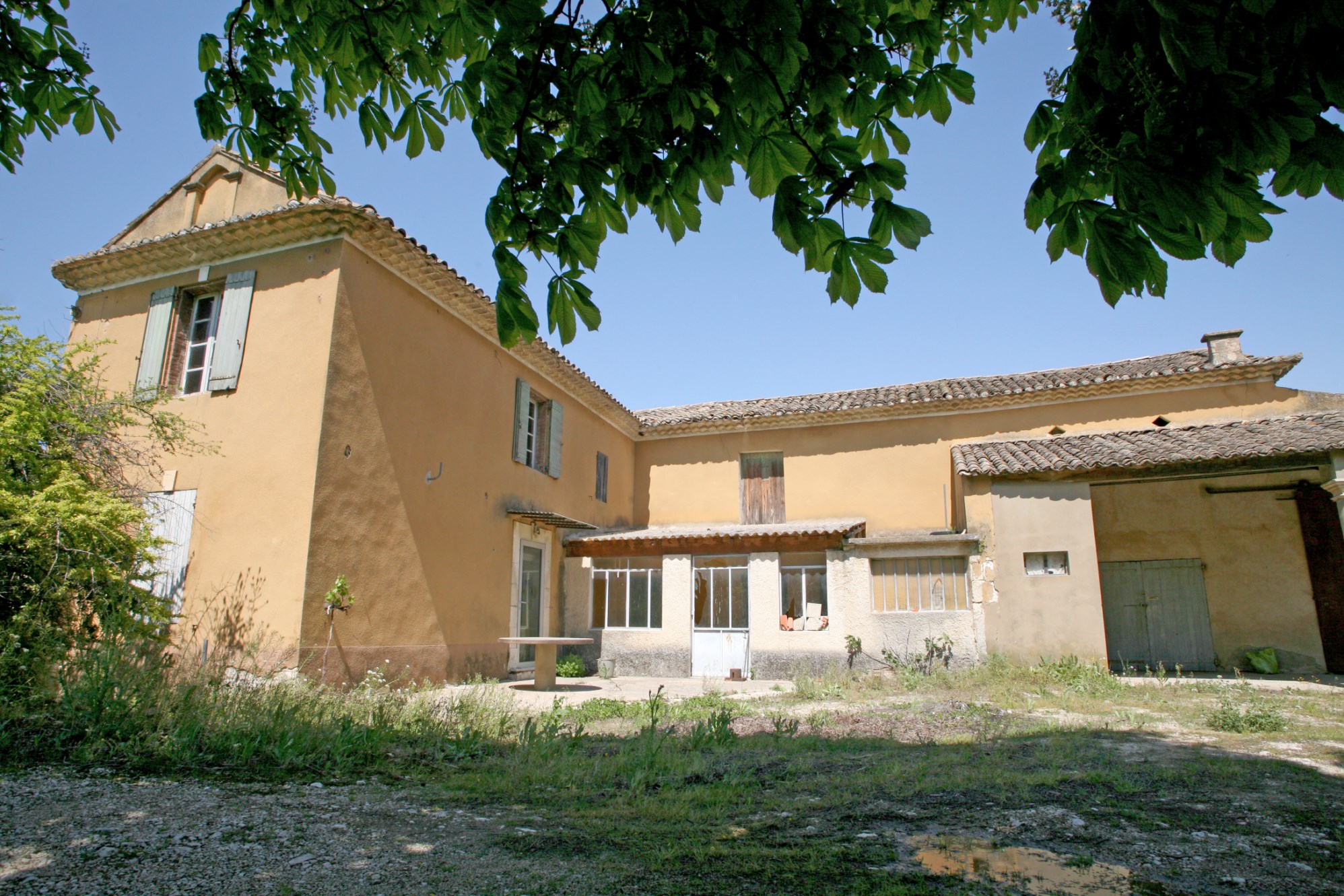 Close to one of the Luberon's famous villages, this beautiful farmhouse, requiring renovation, sits on 3 hectares (7.4 acres) of grounds.