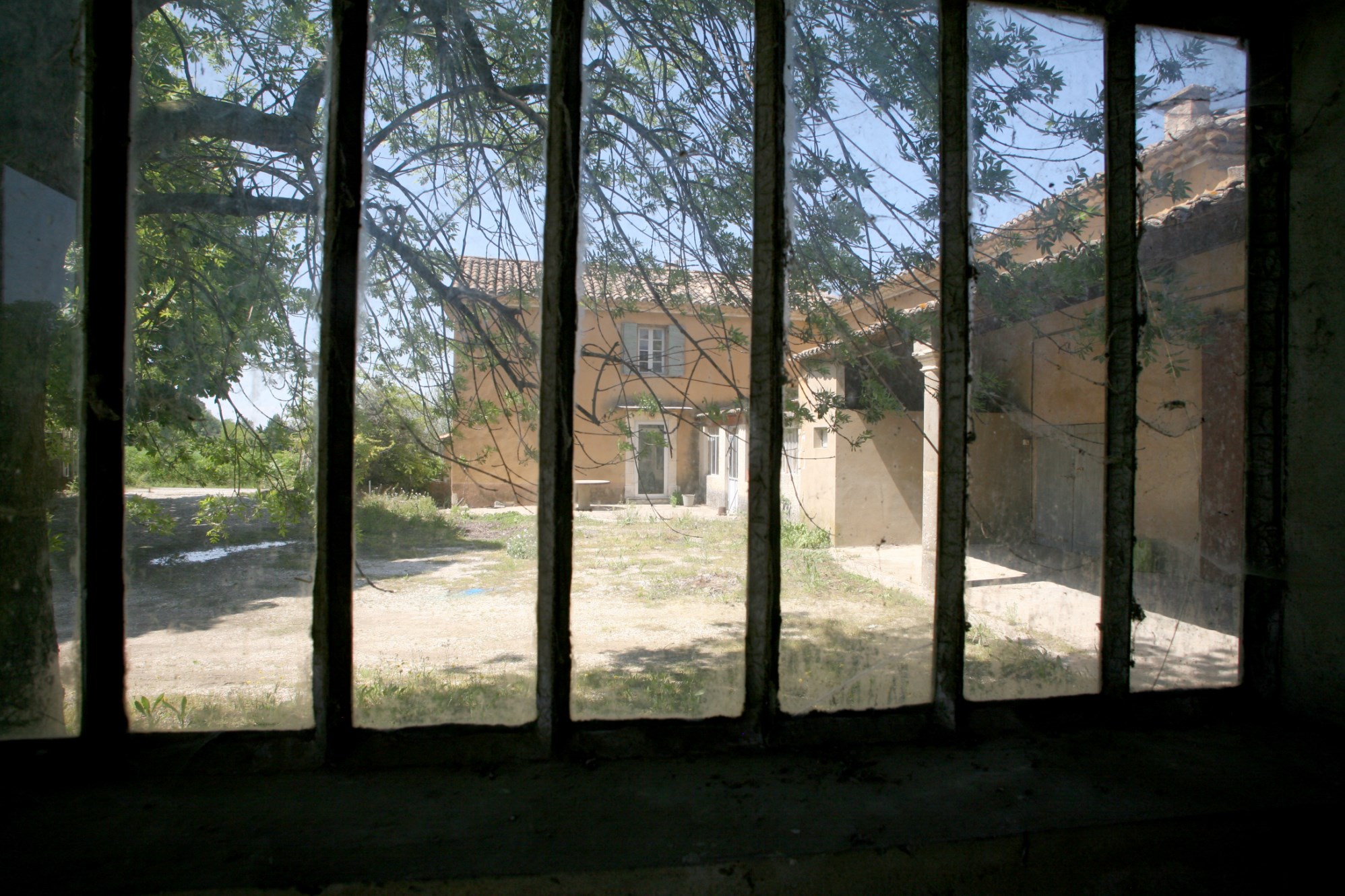 Close to one of the Luberon's famous villages, this beautiful farmhouse, requiring renovation, sits on 3 hectares (7.4 acres) of grounds.