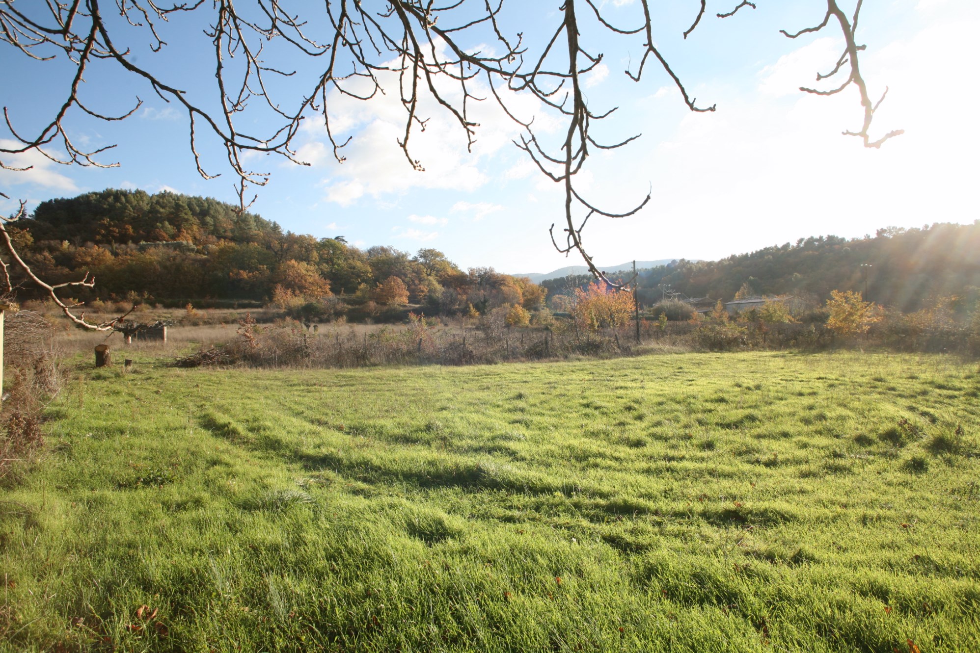 Close to one of the Luberon's famous villages, this beautiful farmhouse, requiring renovation, sits on 3 hectares (7.4 acres) of grounds.