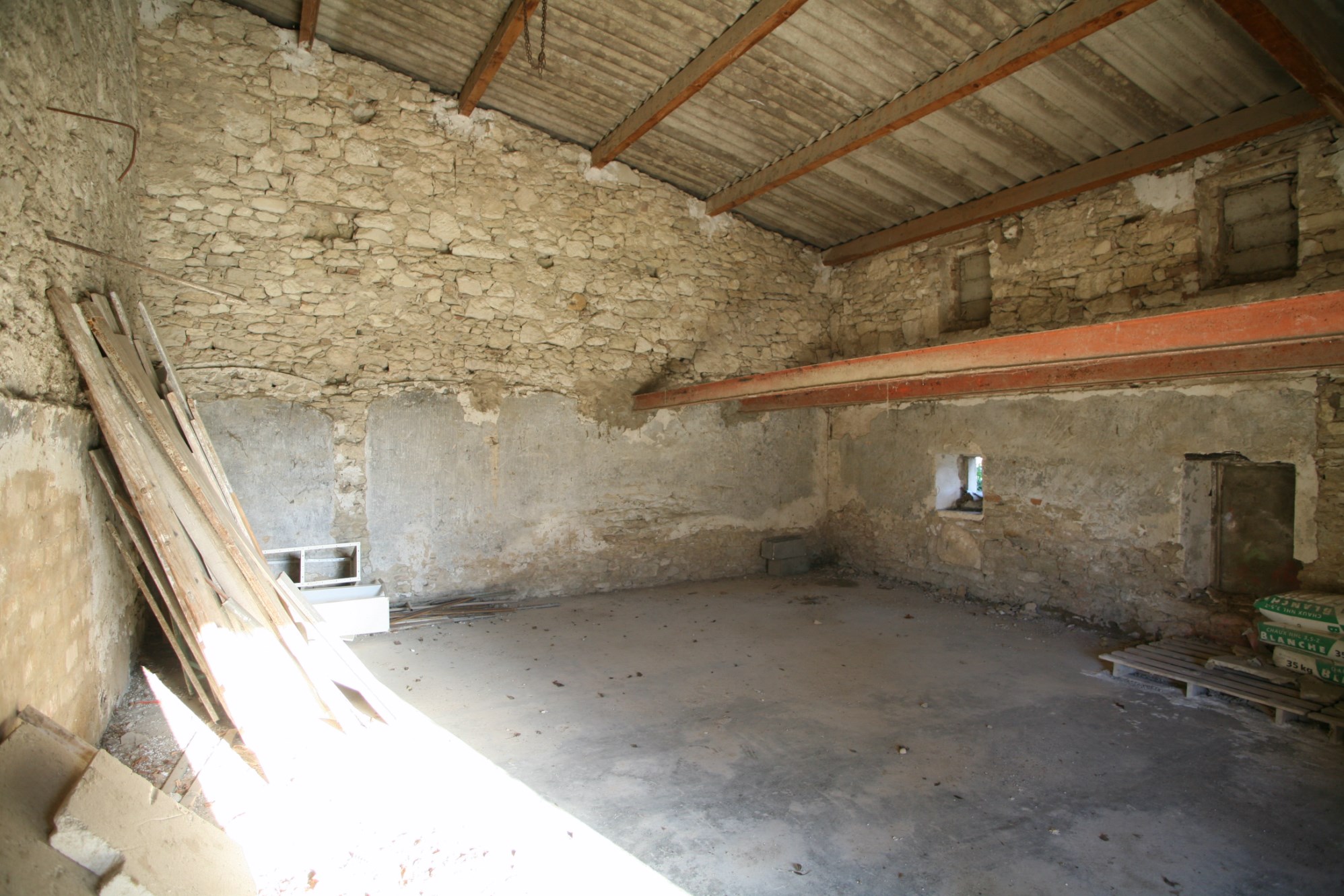 Close to one of the Luberon's famous villages, this beautiful farmhouse, requiring renovation, sits on 3 hectares (7.4 acres) of grounds.