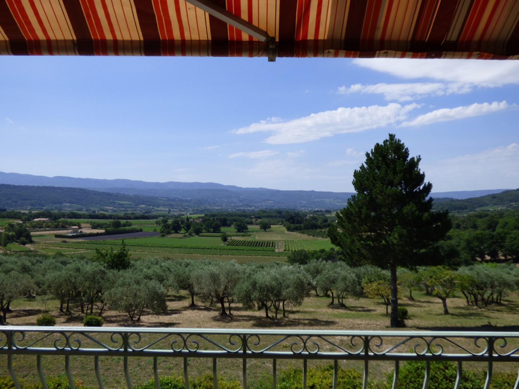 Beautiful villa on the outskirts of a reputated village in the Luberon for sale