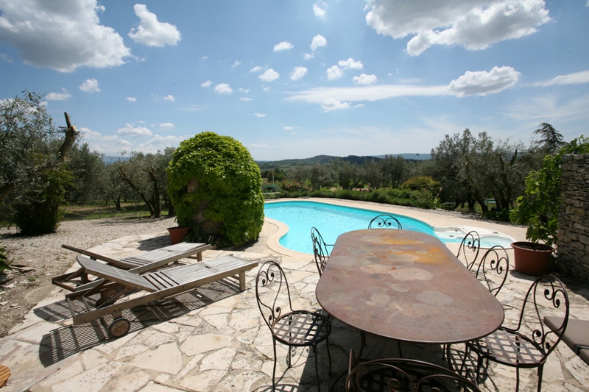 Maison de charme avec piscine à vendre au coeur d'un hameau