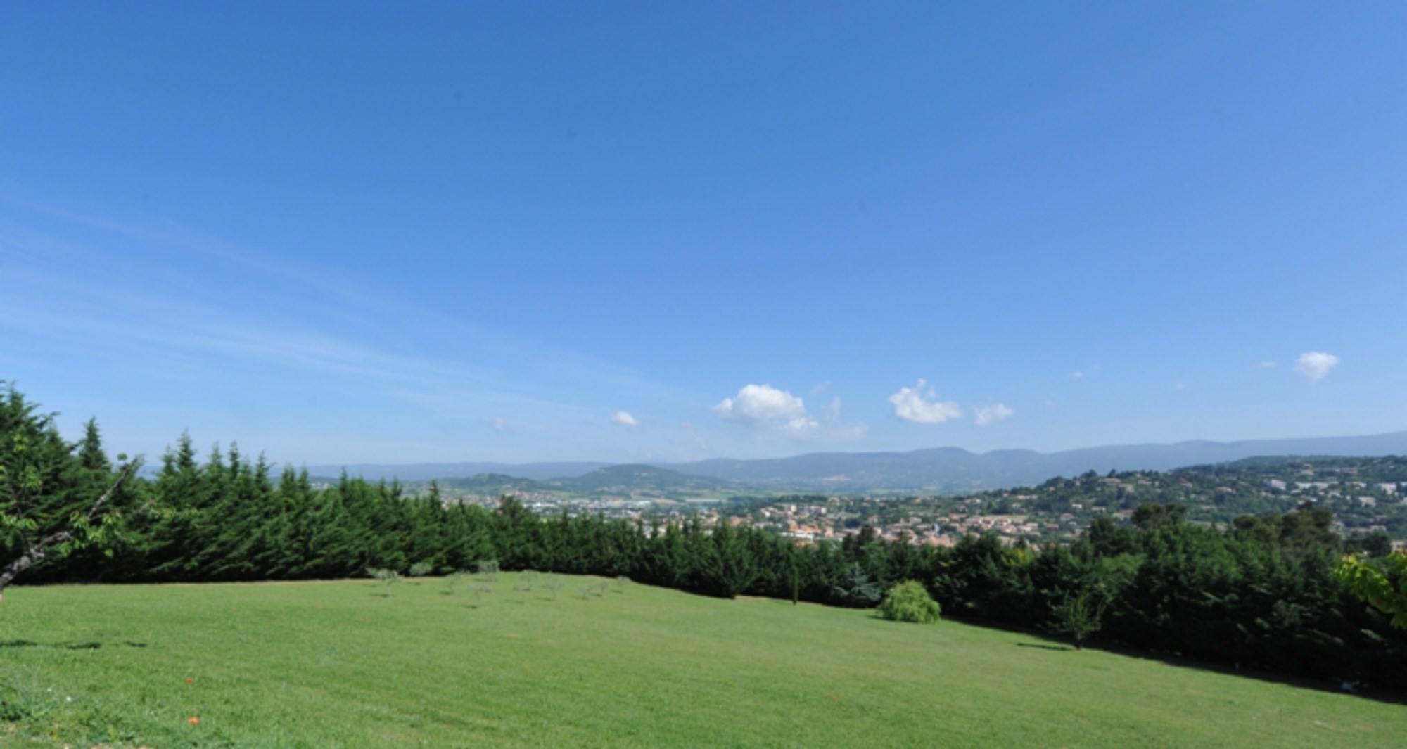 Bastide provençale rénovée, avec vue, à vendre en Provence par ROSIER