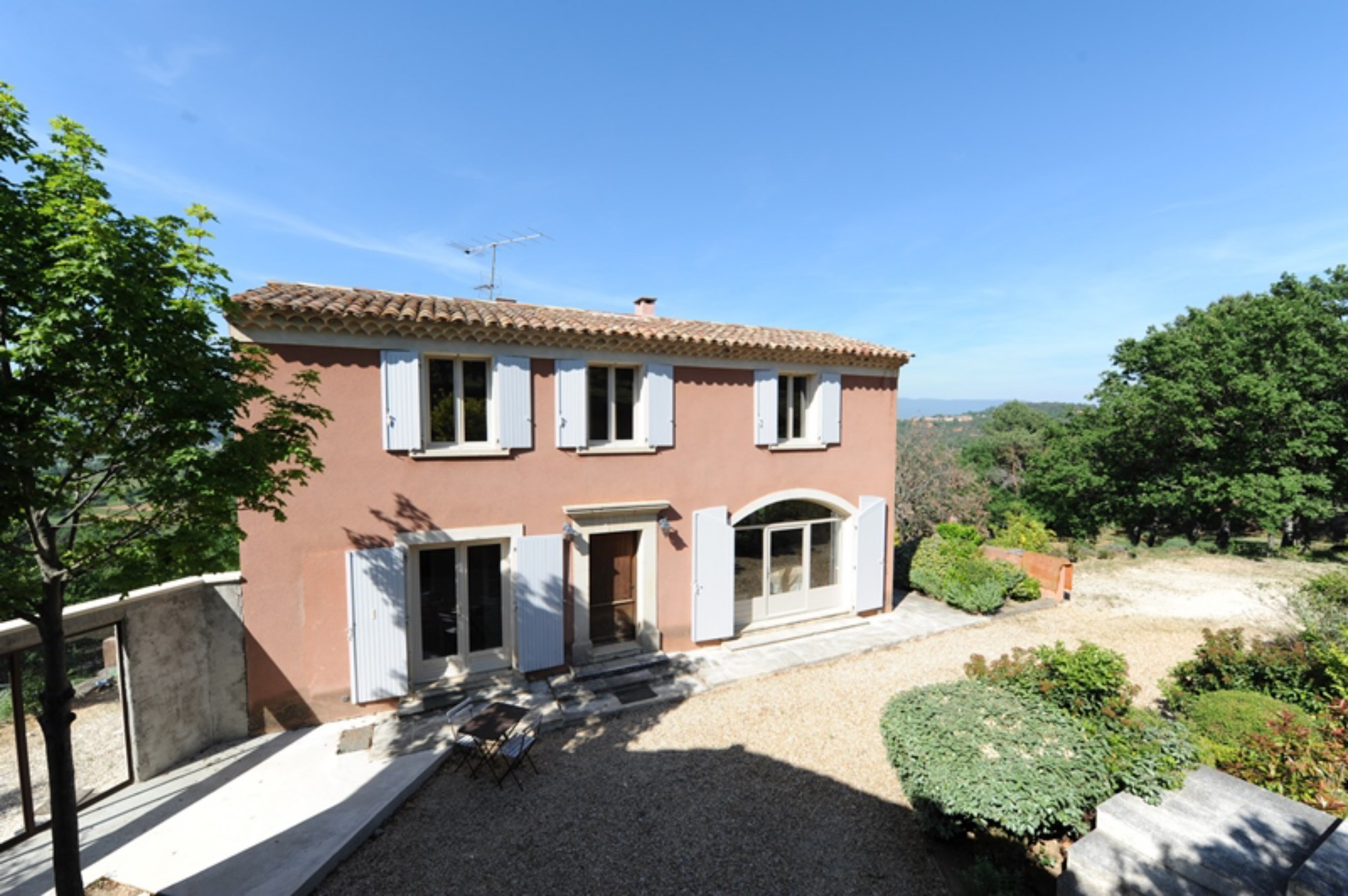 For sale, in Luberon, property including main house, independent appartment, and guest house with pool