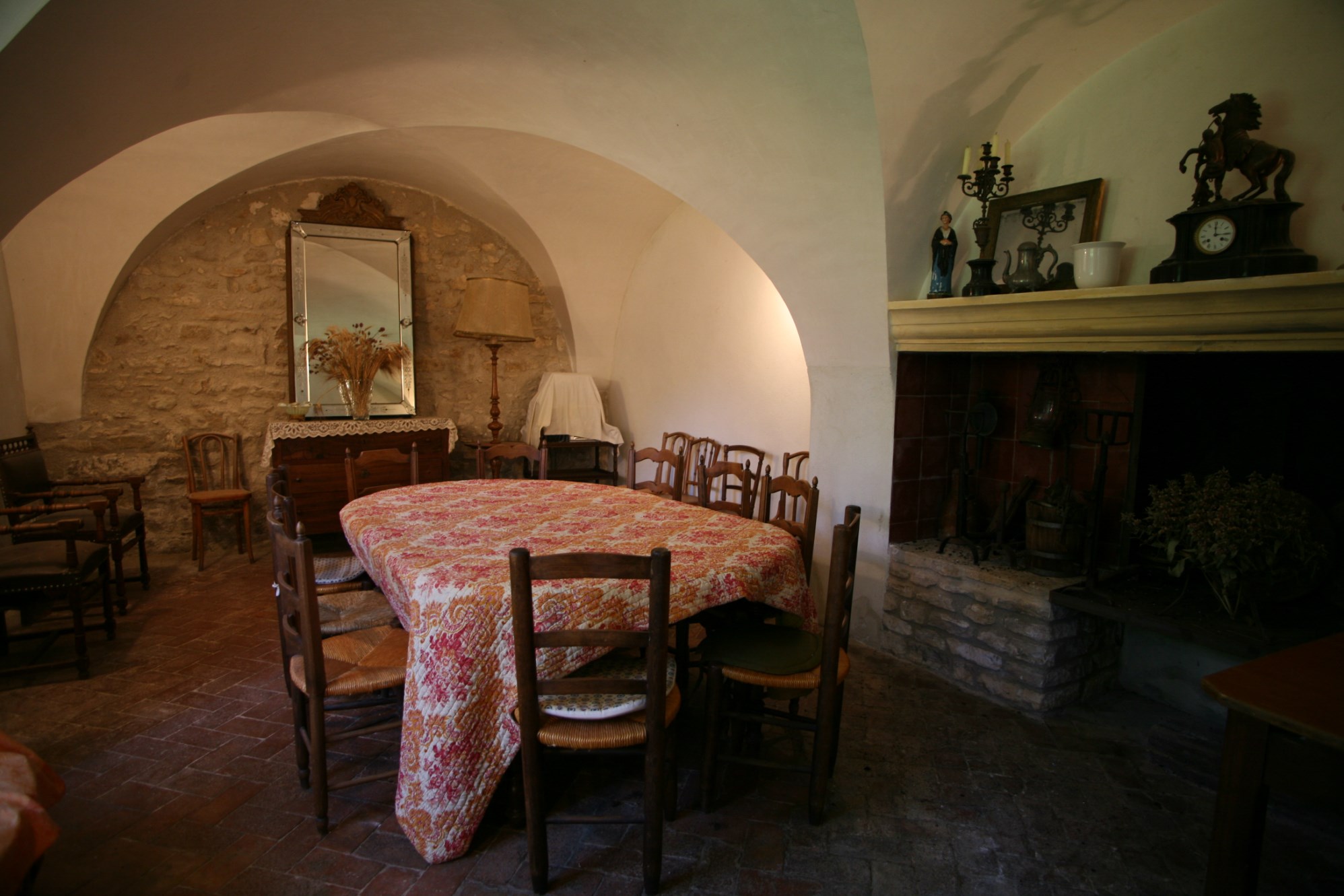 For sale, in Luberon, charming manor house needing some renovation on more than 4 hectares of land