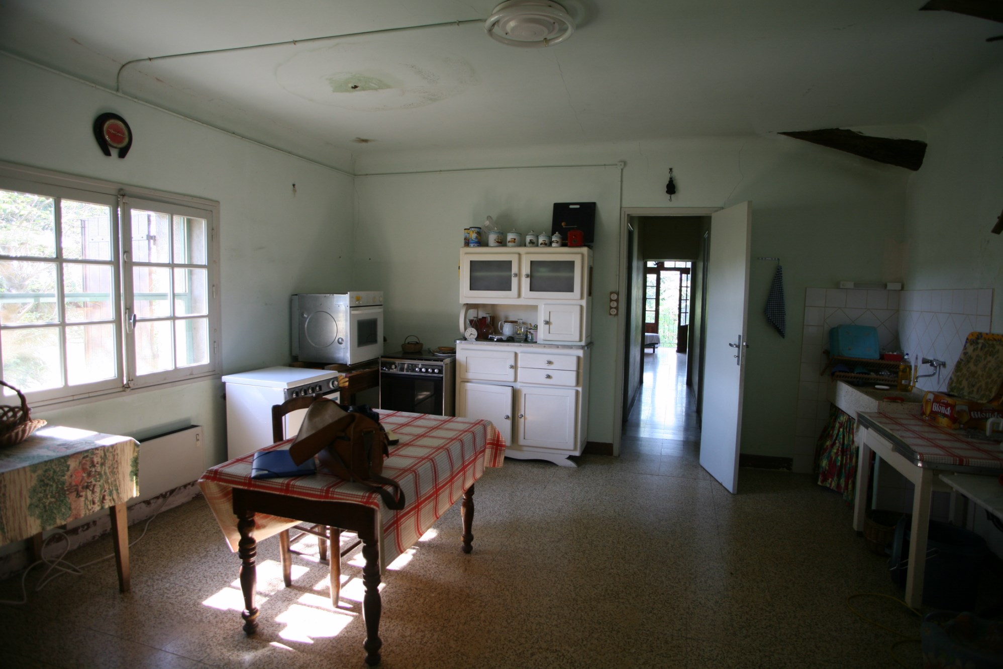 For sale, in Luberon, charming manor house needing some renovation on more than 4 hectares of land