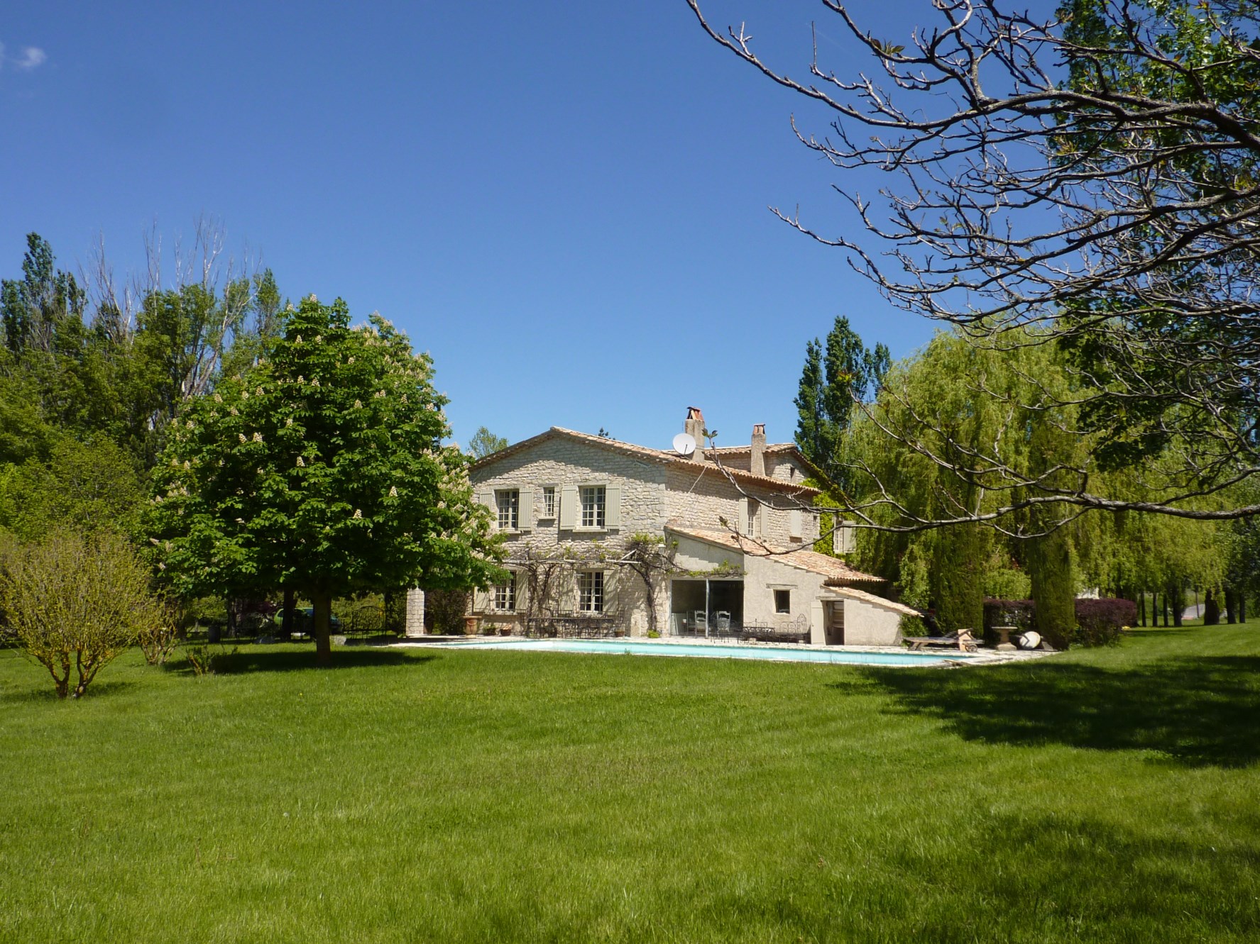 In Pays de Sault, for sale, family property surrounded by a outstanding park with swimming pool, heated veranda and terraces