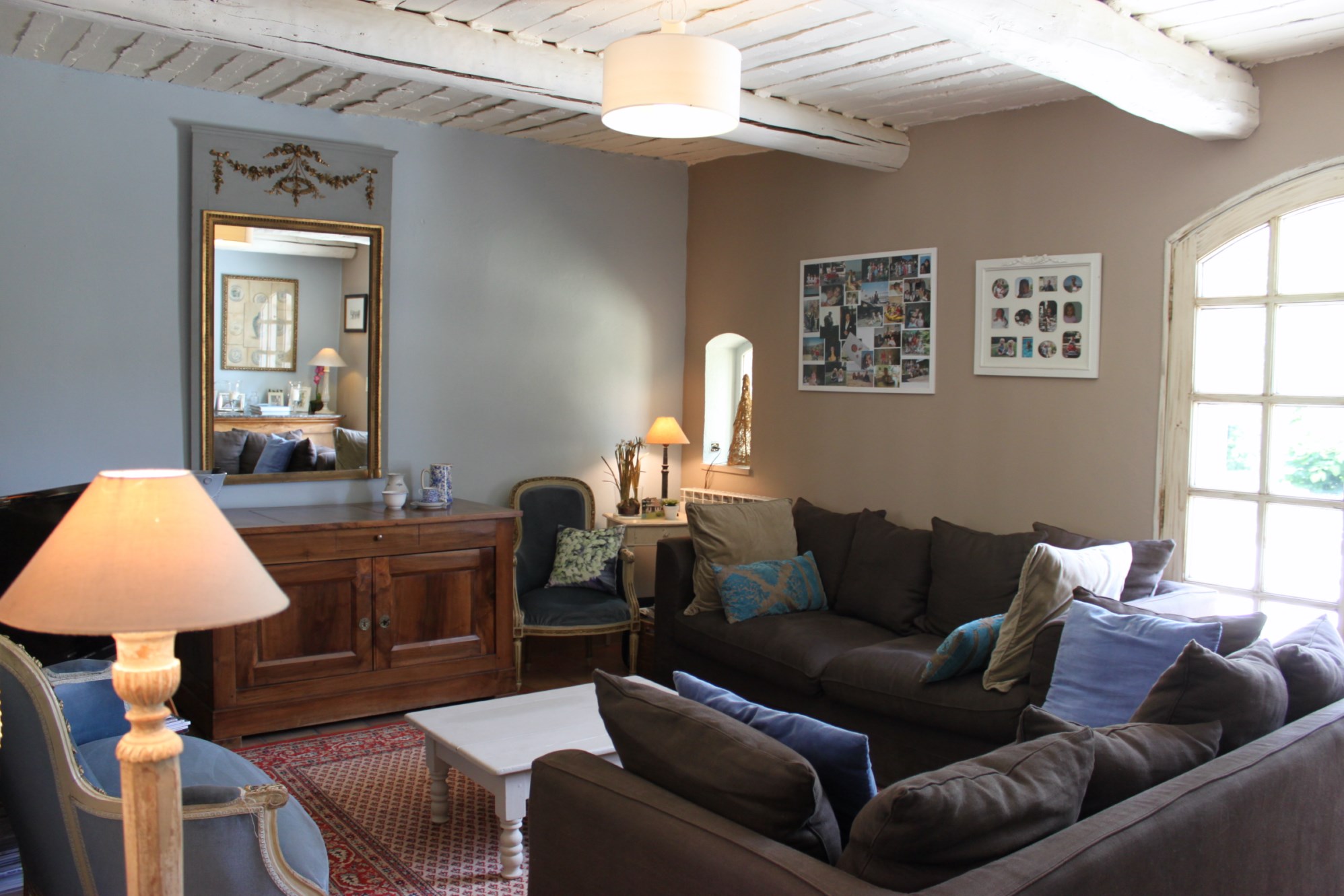 Near Gordes, in Luberon, authentic renovated farmhouse with a 2000 m² garden, outbuildings and pool 