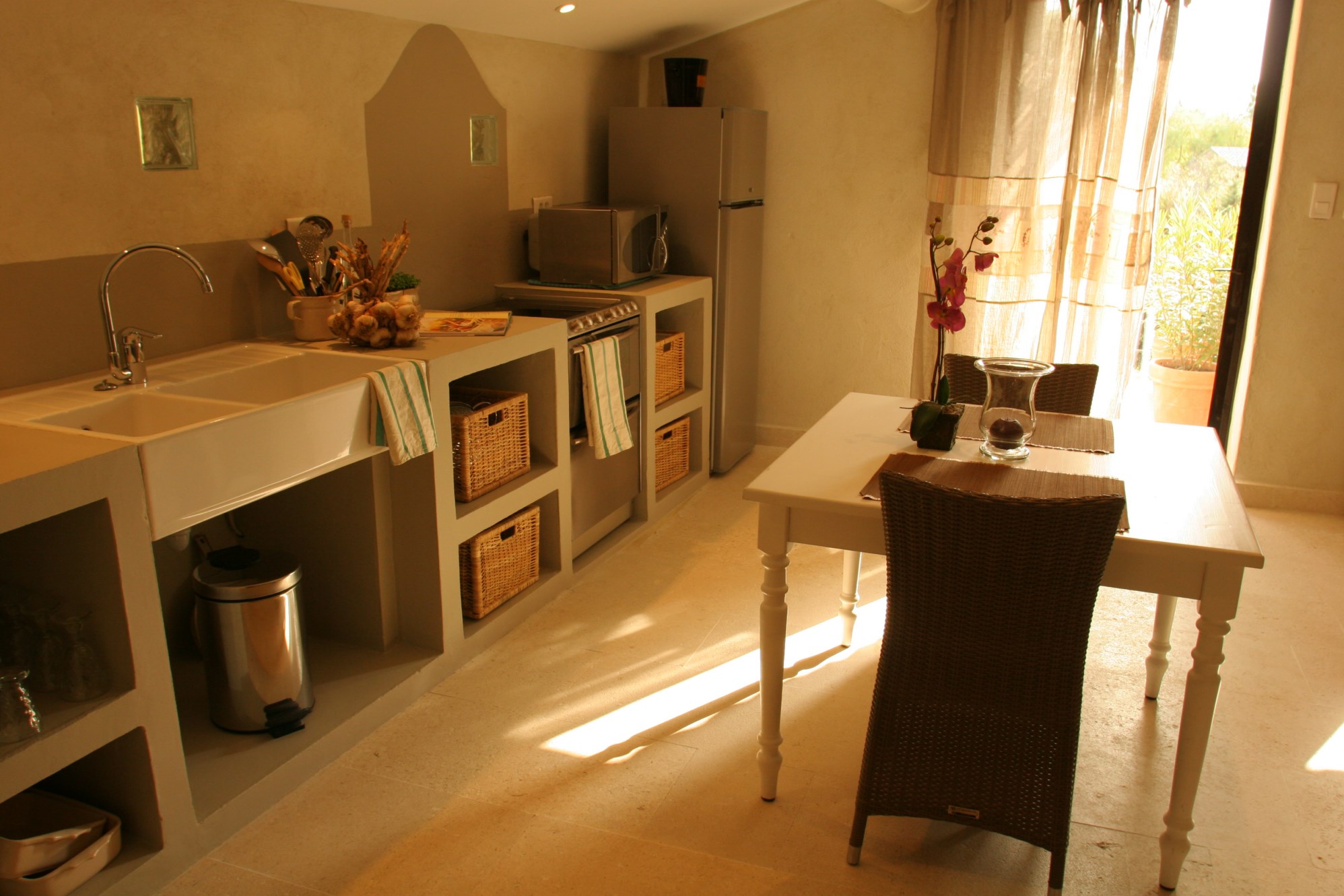 Near Gordes, in Luberon, authentic renovated farmhouse with a 2000 m² garden, outbuildings and pool 