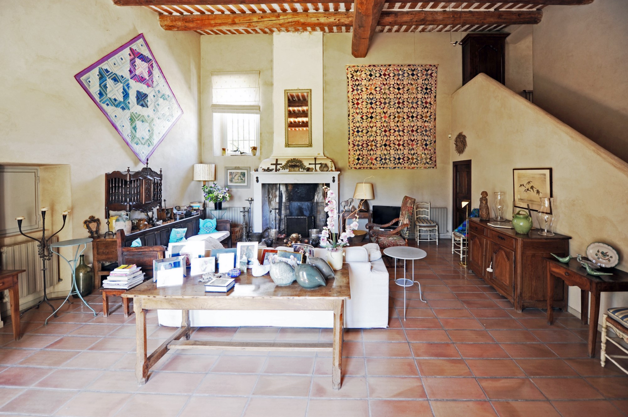 Near the village of Gordes, few minutes from all shops and services, for sale, very charming hamlet house with swimming pool and garden