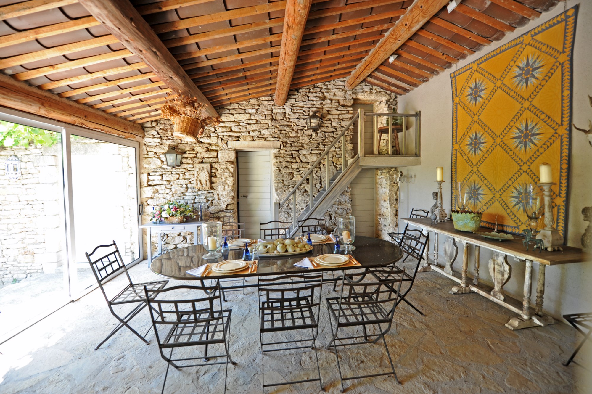Near the village of Gordes, few minutes from all shops and services, for sale, very charming hamlet house with swimming pool and garden