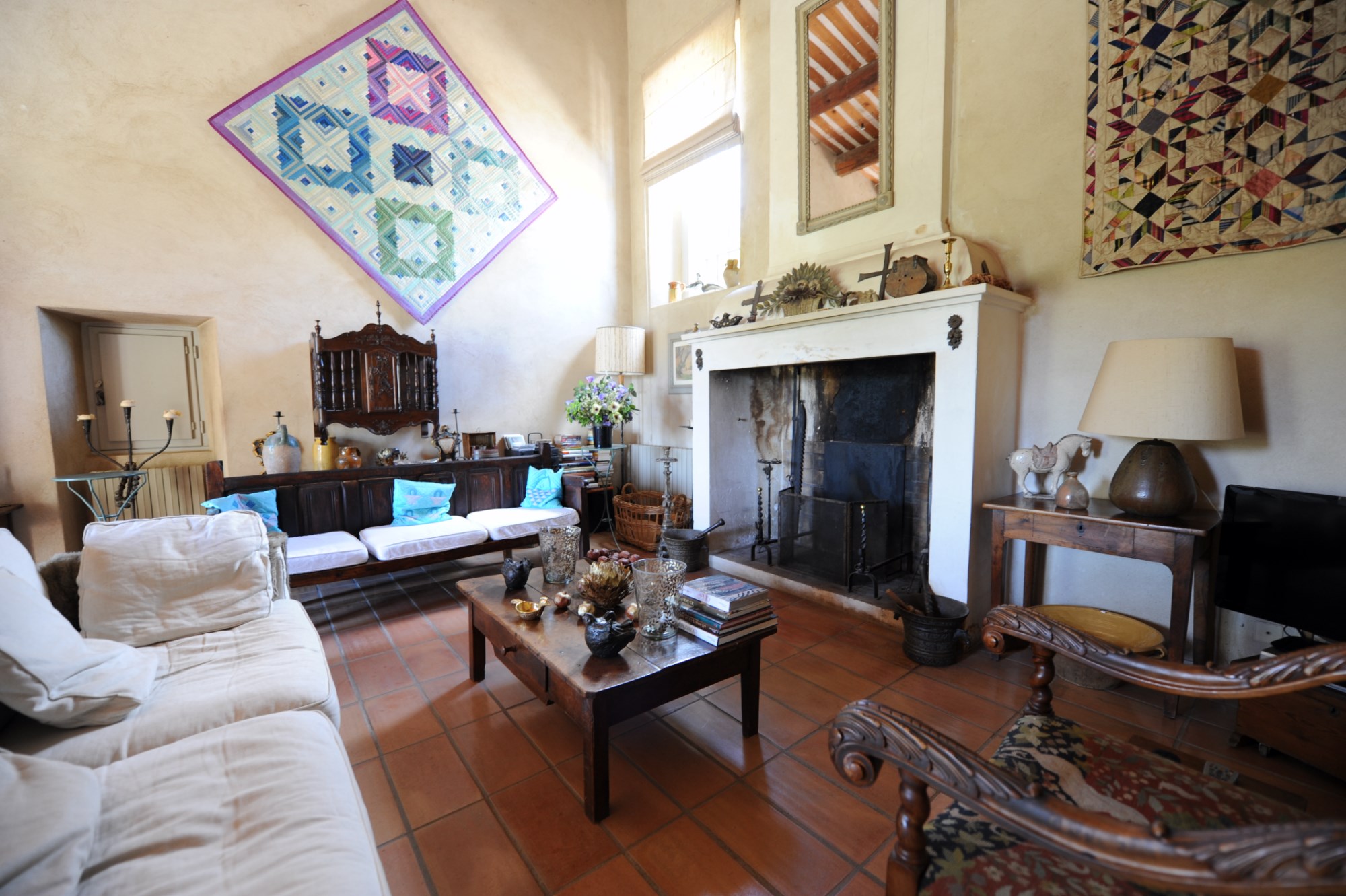 Near the village of Gordes, few minutes from all shops and services, for sale, very charming hamlet house with swimming pool and garden