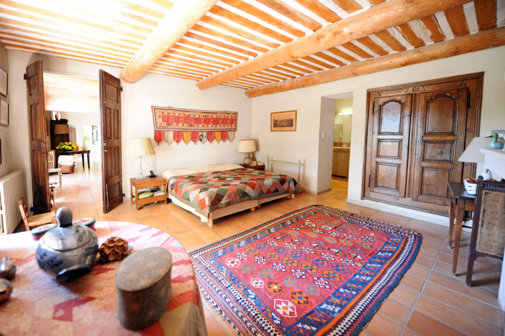 Near the village of Gordes, few minutes from all shops and services, for sale, very charming hamlet house with swimming pool and garden