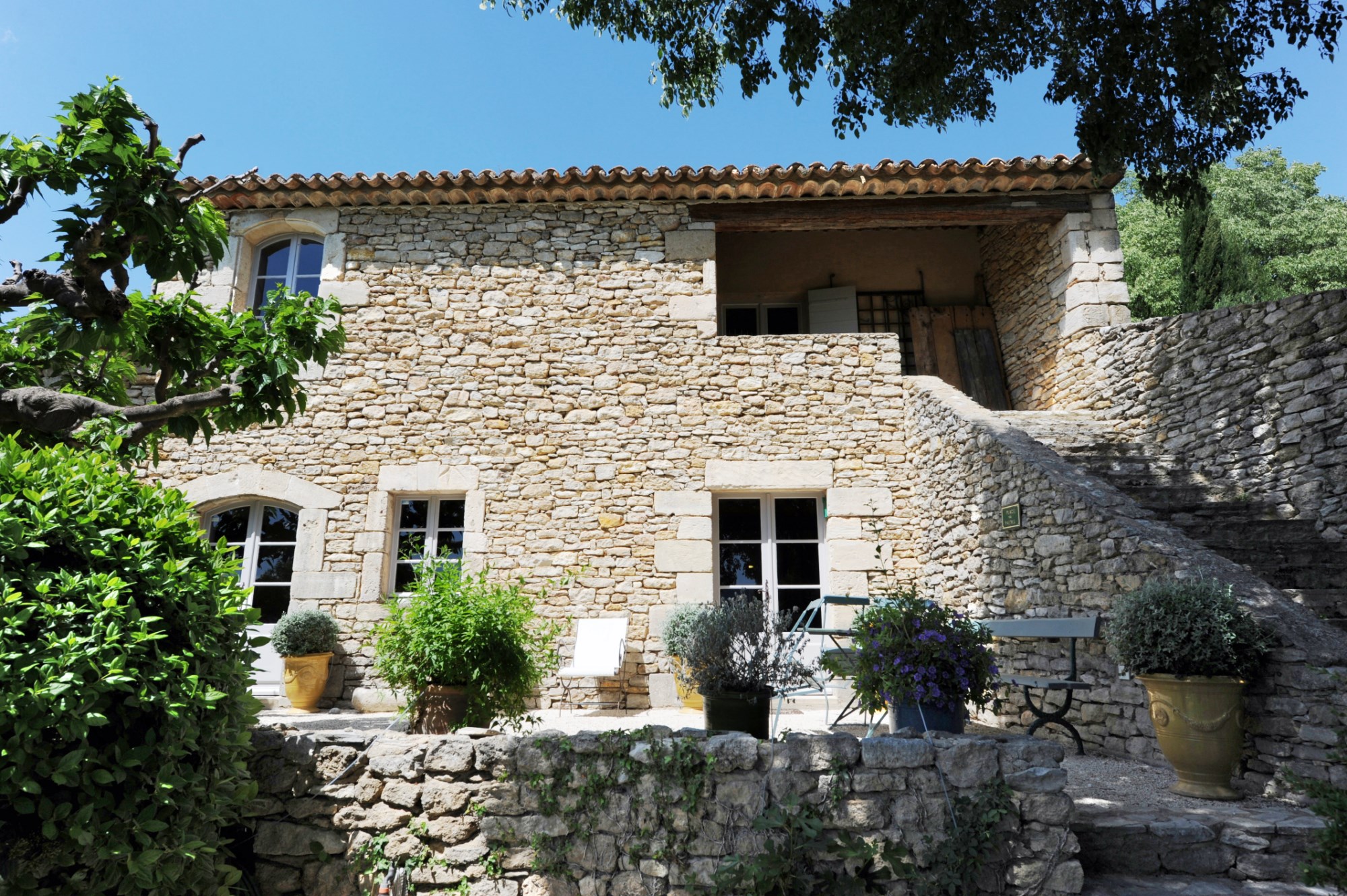 Near the village of Gordes, few minutes from all shops and services, for sale, very charming hamlet house with swimming pool and garden