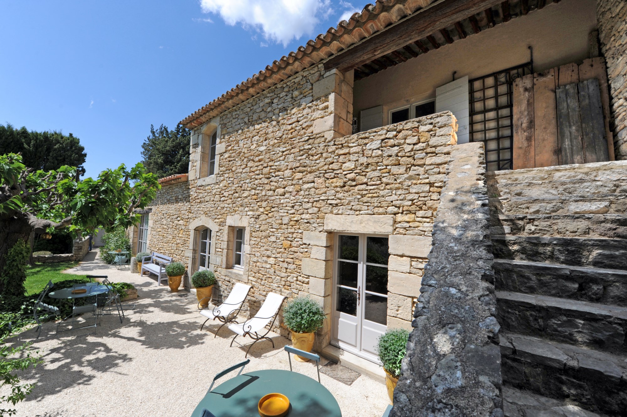 Near the village of Gordes, few minutes from all shops and services, for sale, very charming hamlet house with swimming pool and garden