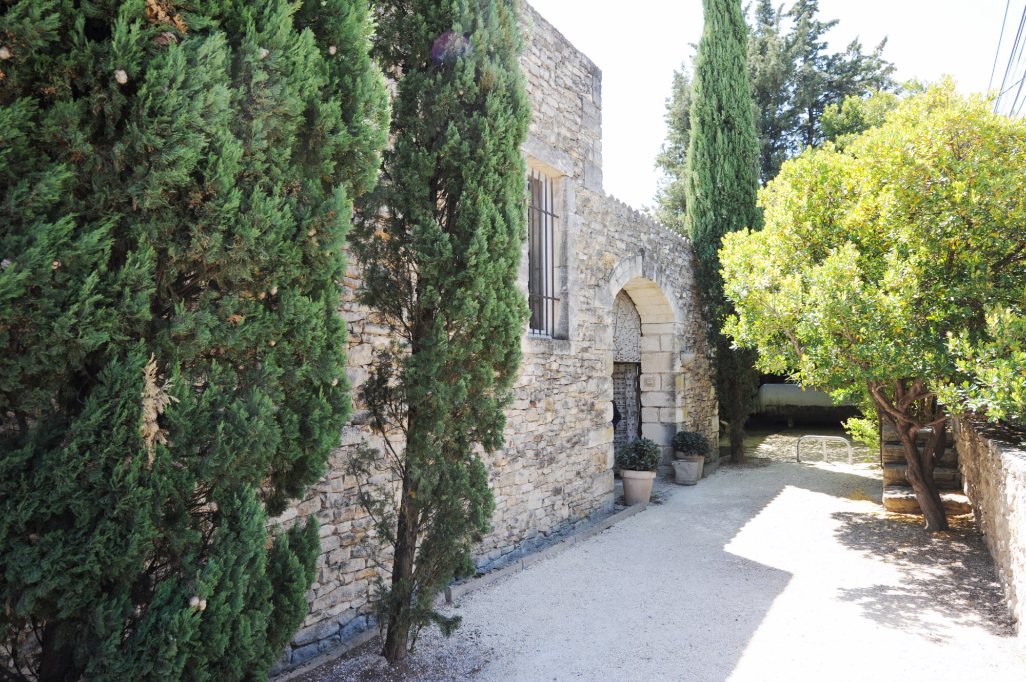 Near the village of Gordes, few minutes from all shops and services, for sale, very charming hamlet house with swimming pool and garden