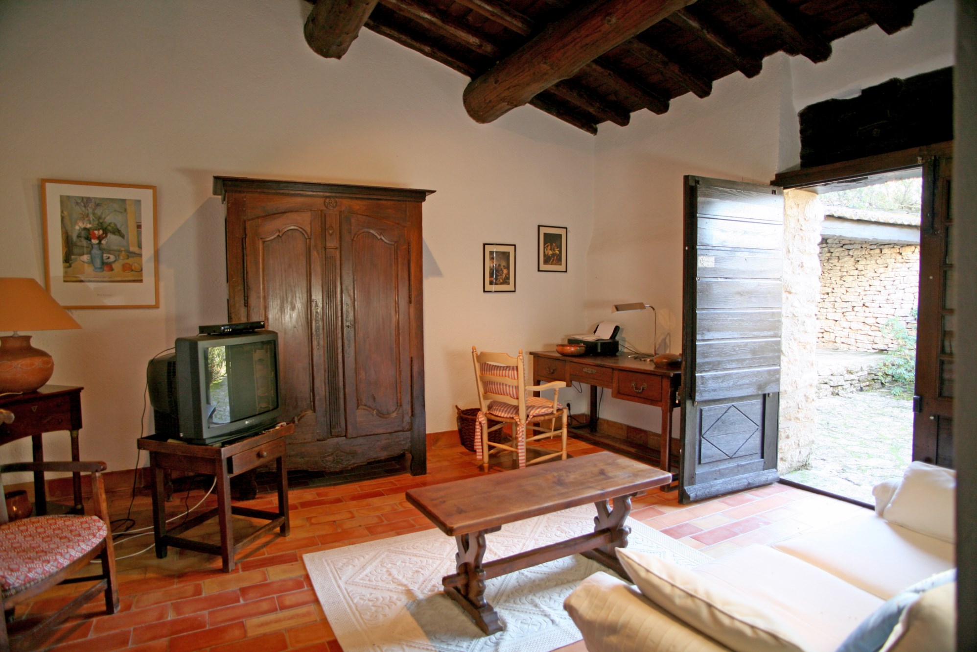 In sale, in Luberon, in a preserved natural park, property in 2 parts with swimming pool