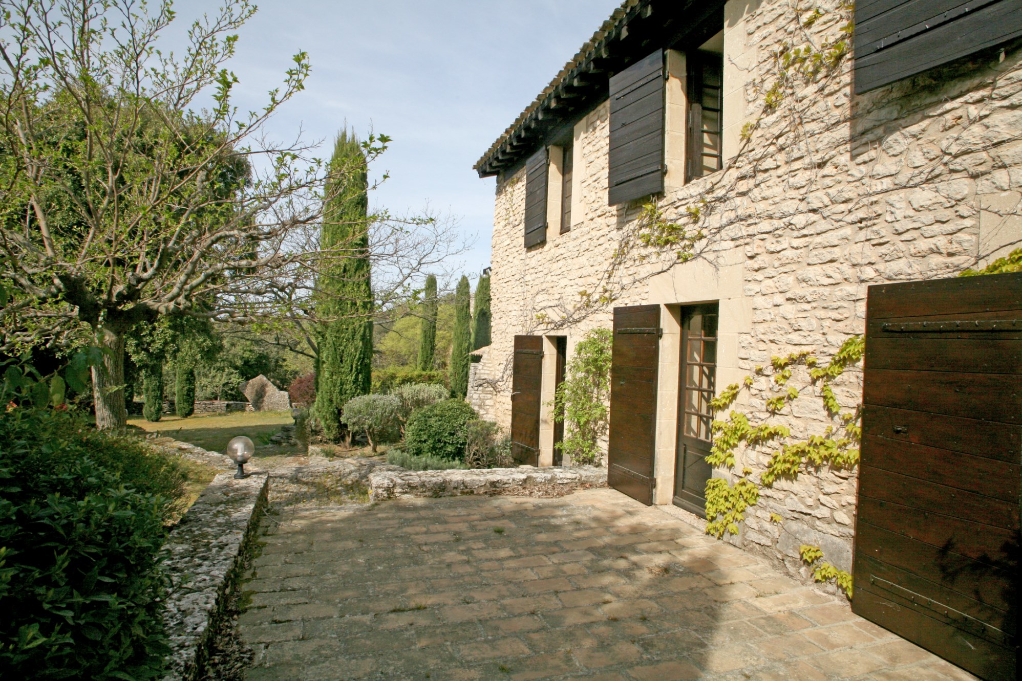 In sale, in Luberon, in a preserved natural park, property in 2 parts with swimming pool