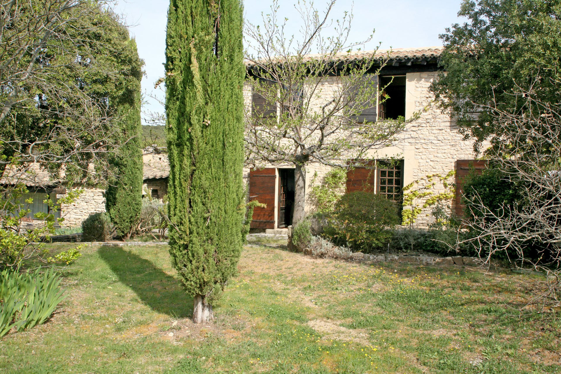 In sale, in Luberon, in a preserved natural park, property in 2 parts with swimming pool