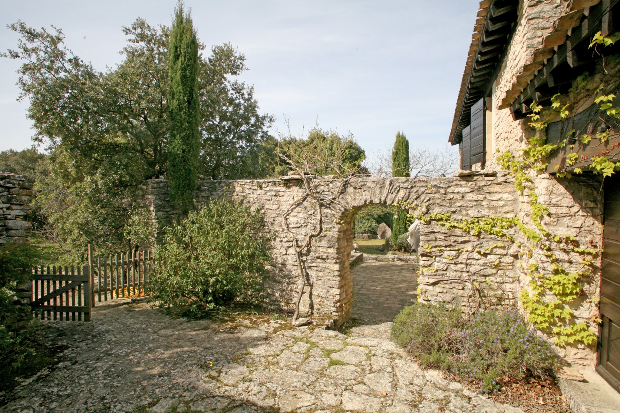 In sale, in Luberon, in a preserved natural park, property in 2 parts with swimming pool