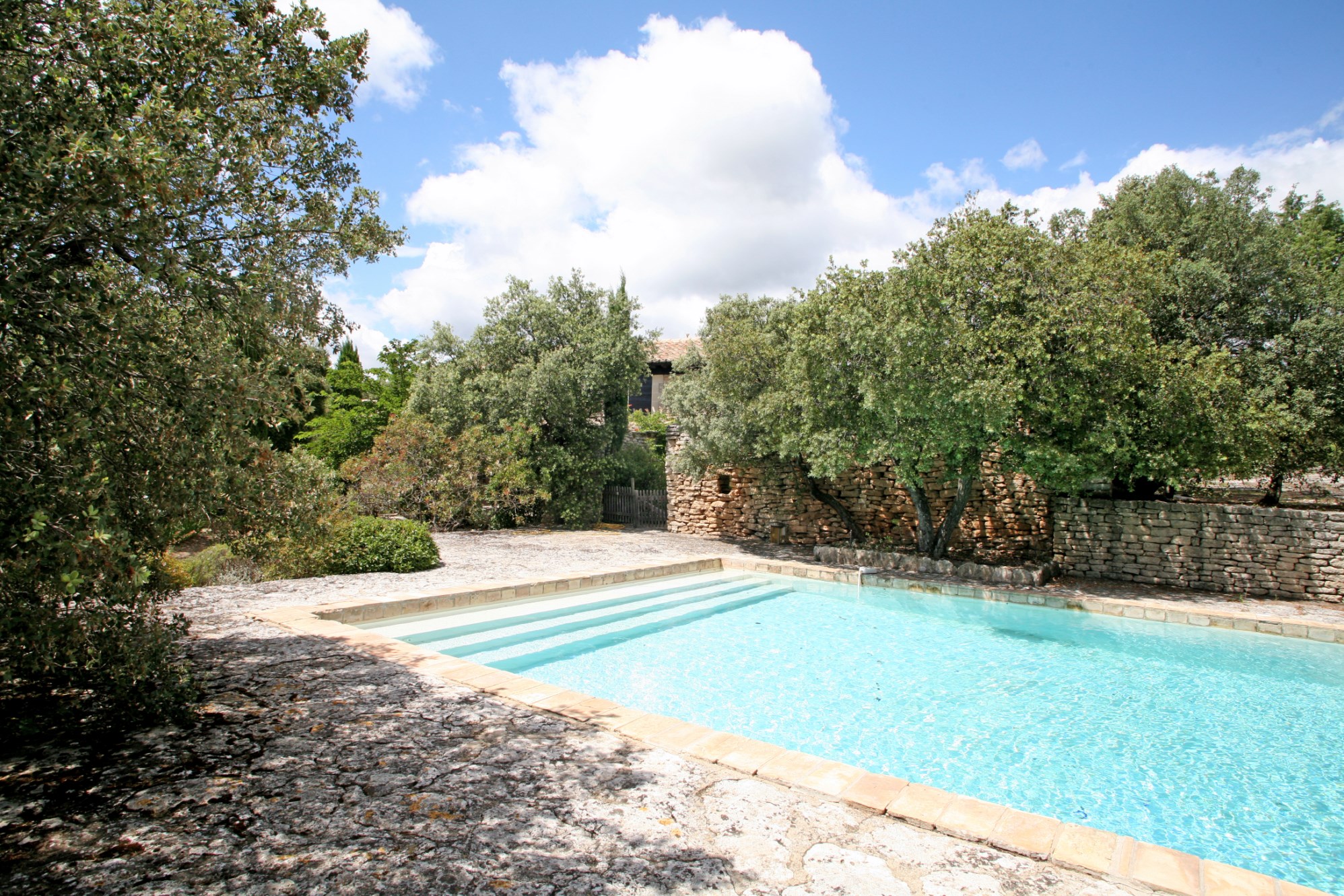 In sale, in Luberon, in a preserved natural park, property in 2 parts with swimming pool