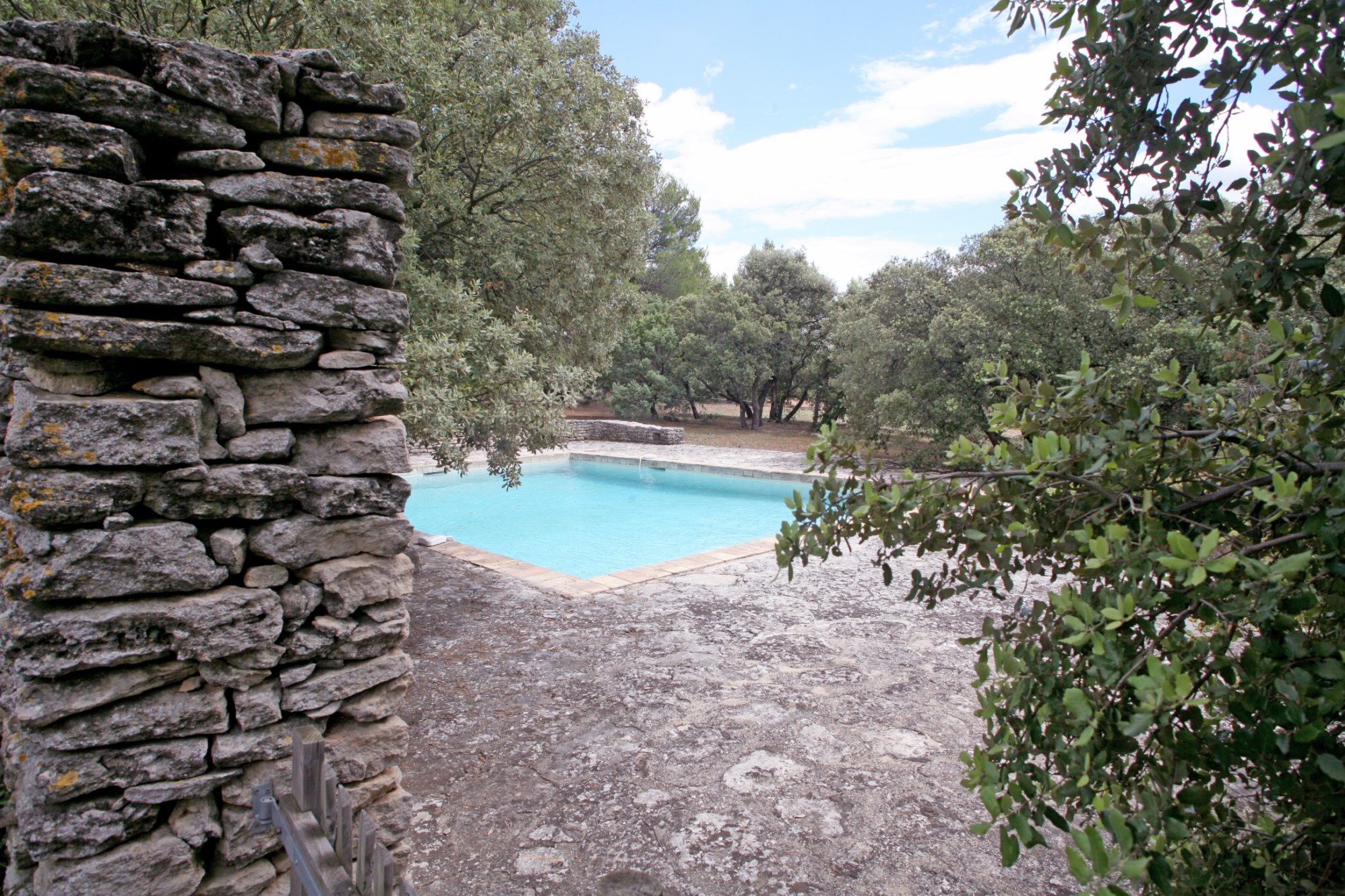 In sale, in Luberon, in a preserved natural park, property in 2 parts with swimming pool