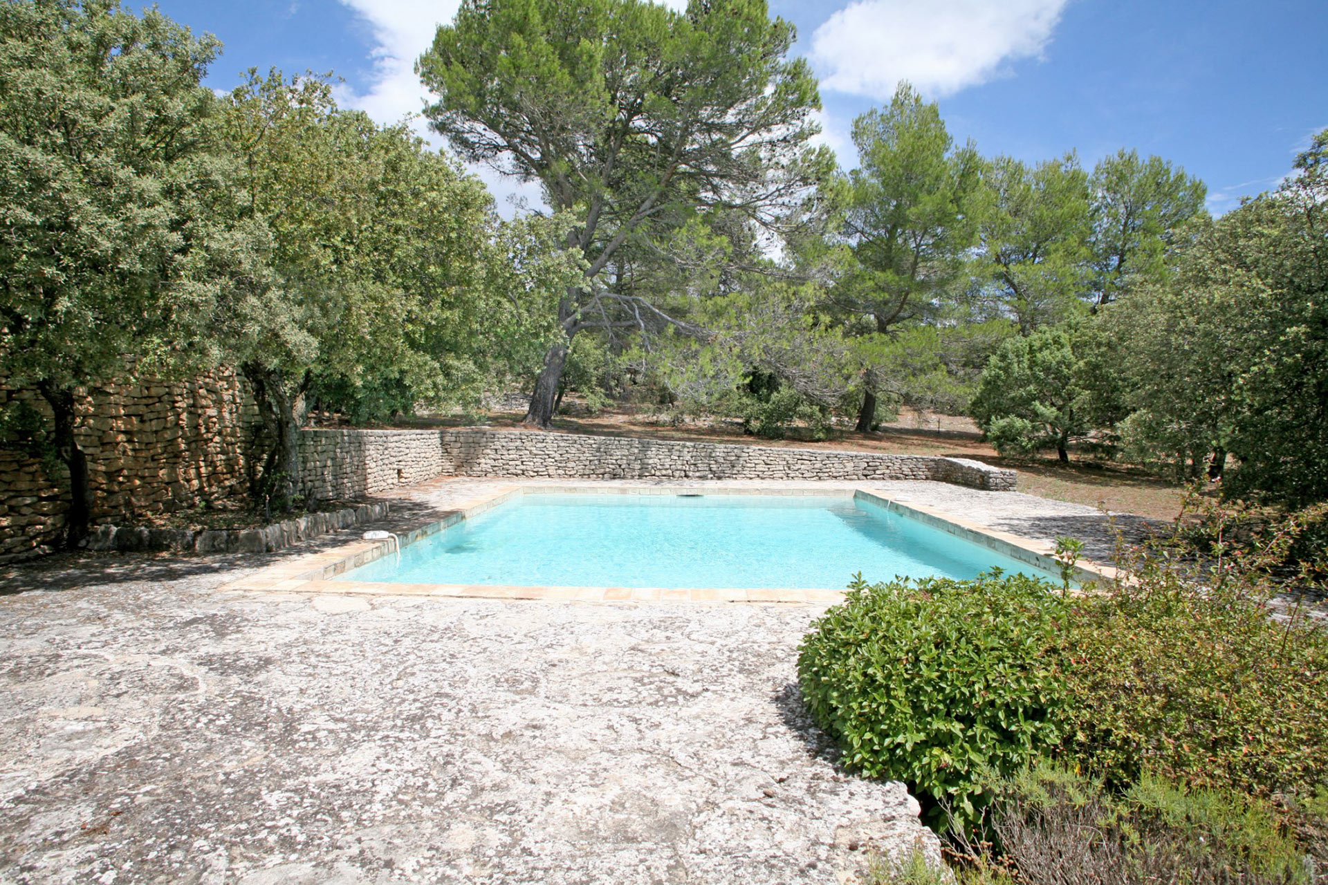 In sale, in Luberon, in a preserved natural park, property in 2 parts with swimming pool