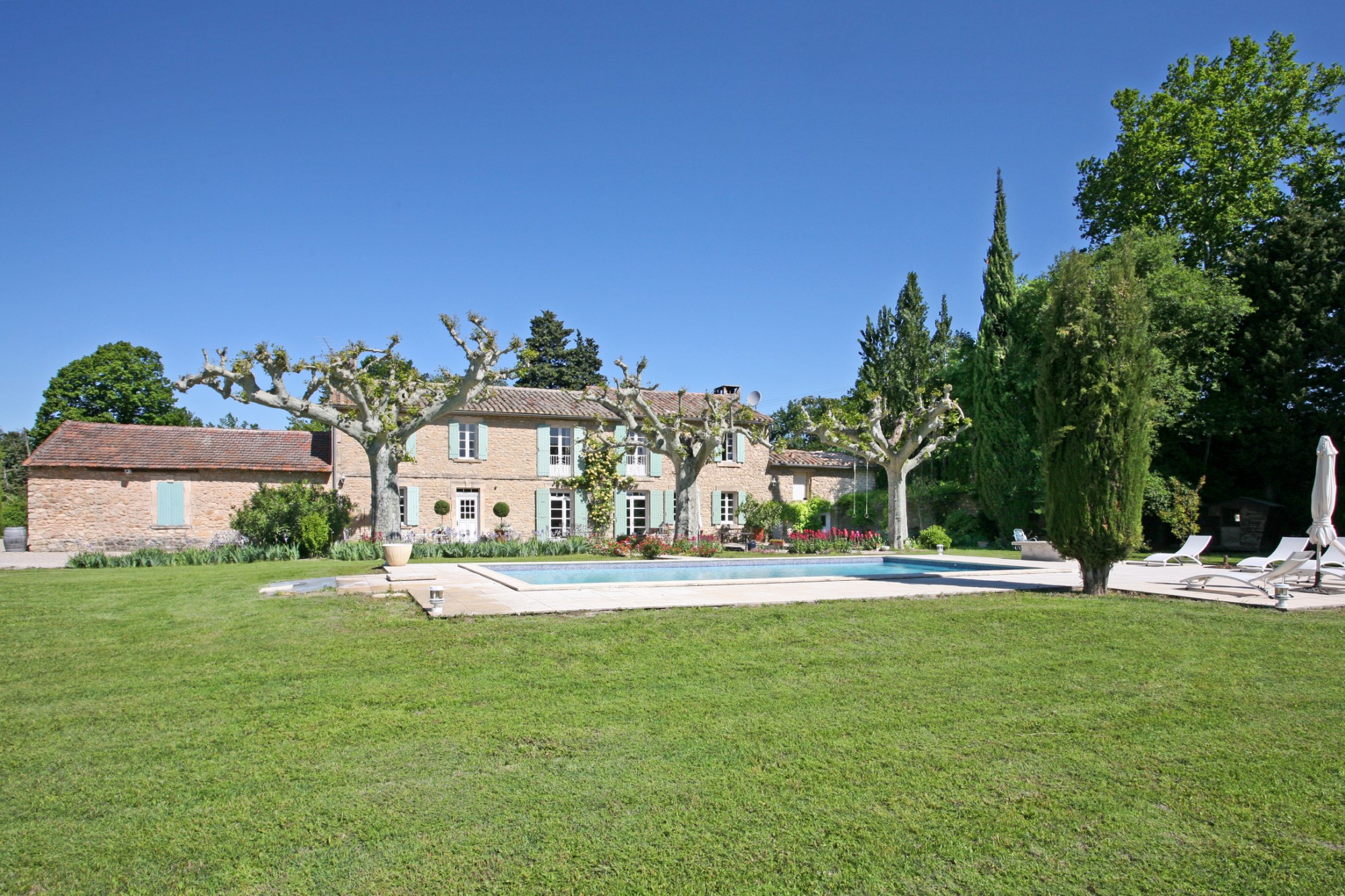 Isle sur la Sorgue, for sale, old farmhouse renovated with park and swimming pool