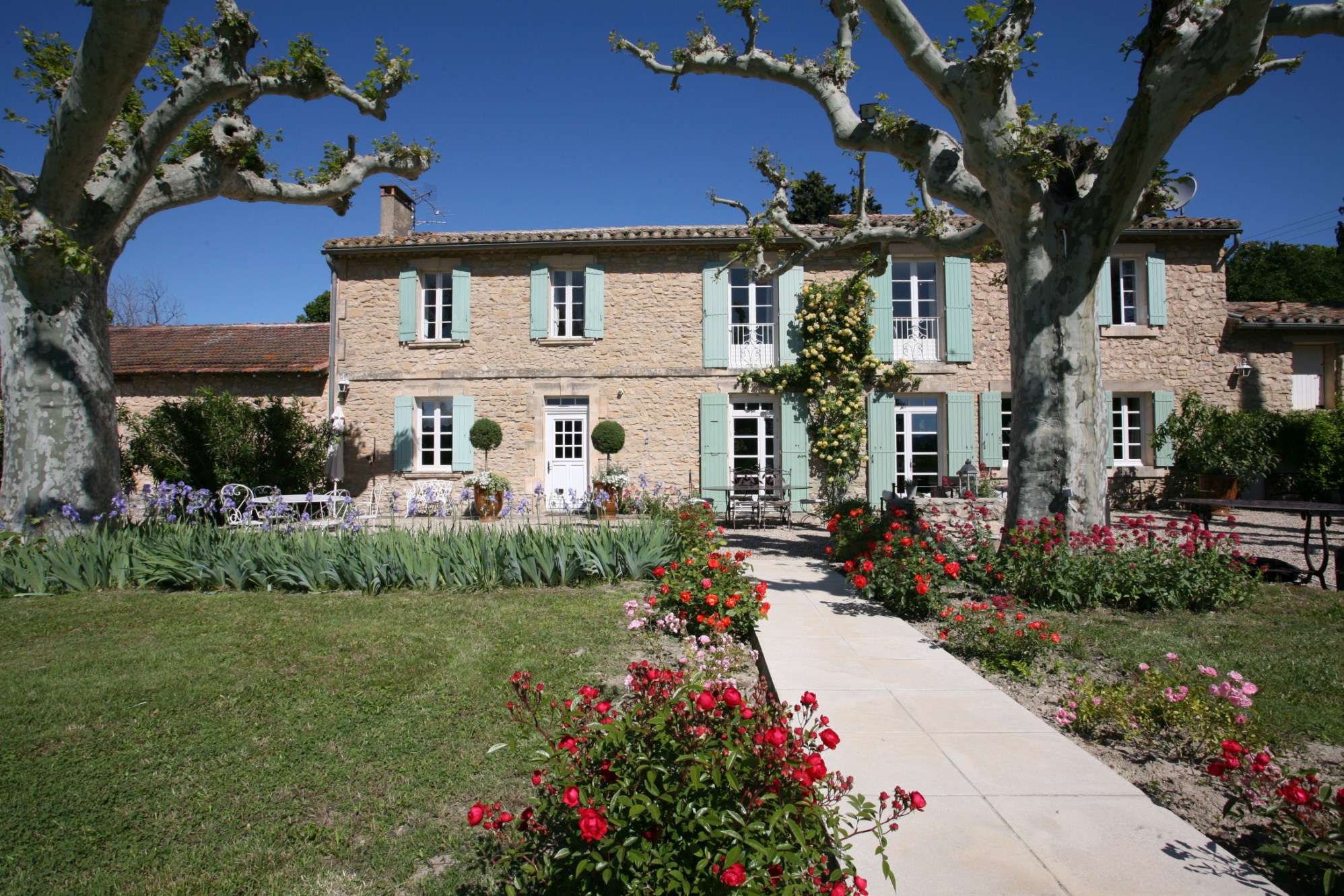Isle sur la Sorgue, for sale, old farmhouse renovated with park and swimming pool