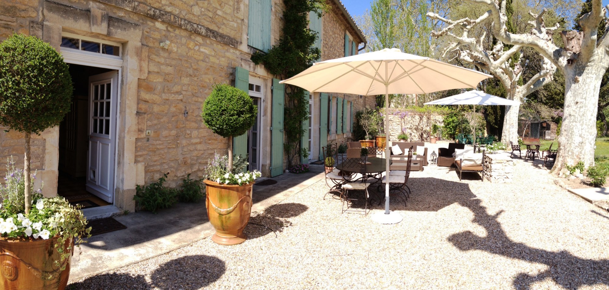 Isle sur la Sorgue, for sale, old farmhouse renovated with park and swimming pool