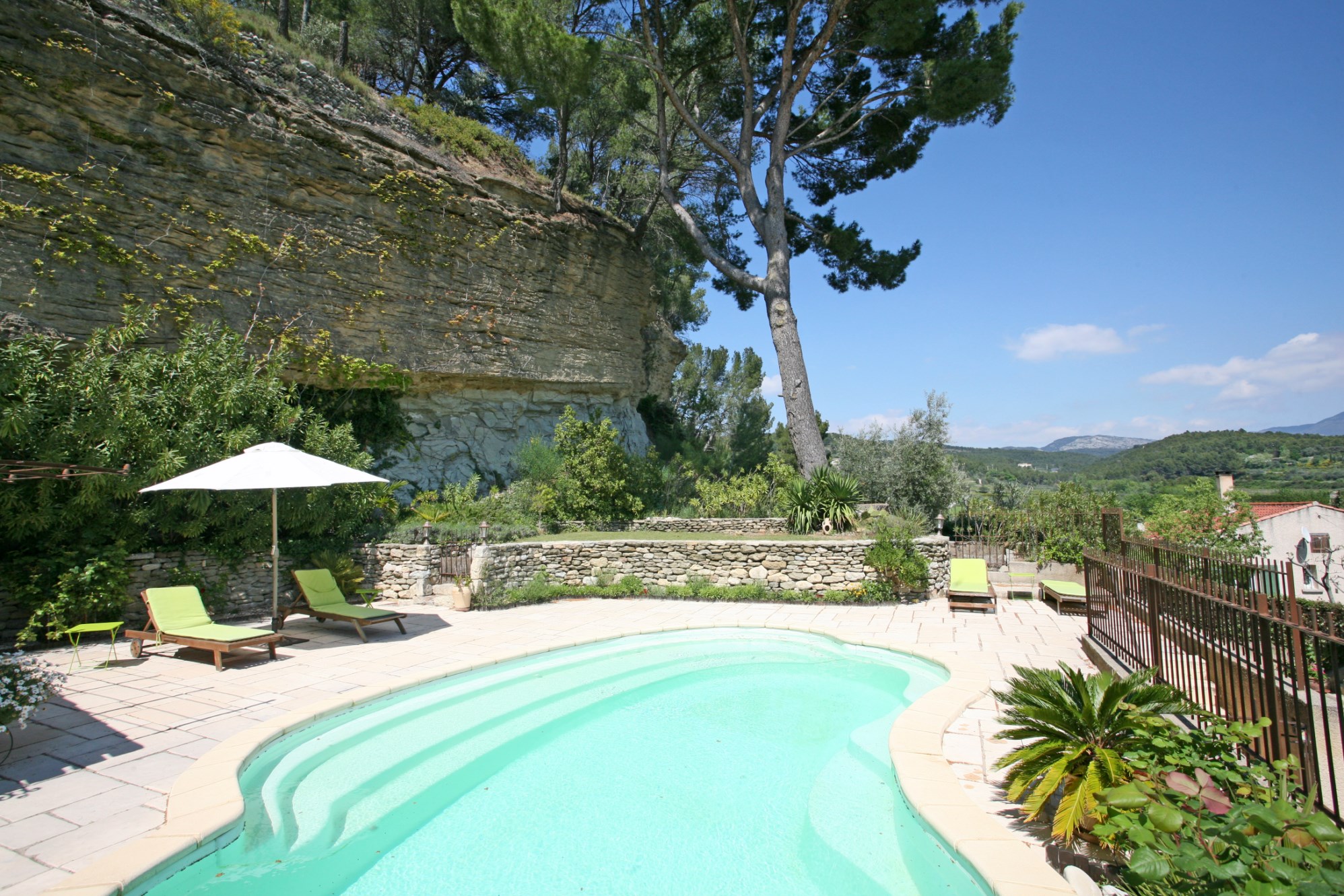 For sale in Provence, very beautiful family house, composed by 3 accommodations, with garden