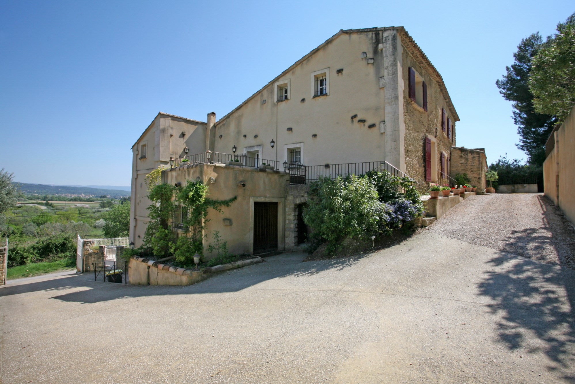 For sale in Provence, very beautiful family house, composed by 3 accommodations, with garden