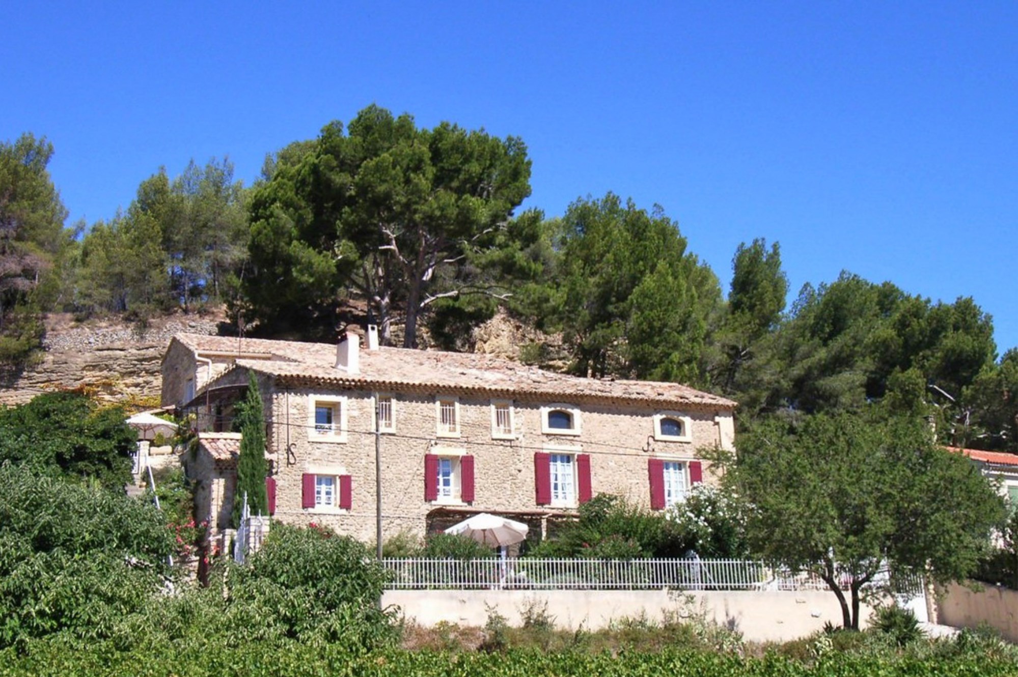 For sale in Provence, very beautiful family house, composed by 3 accommodations, with garden