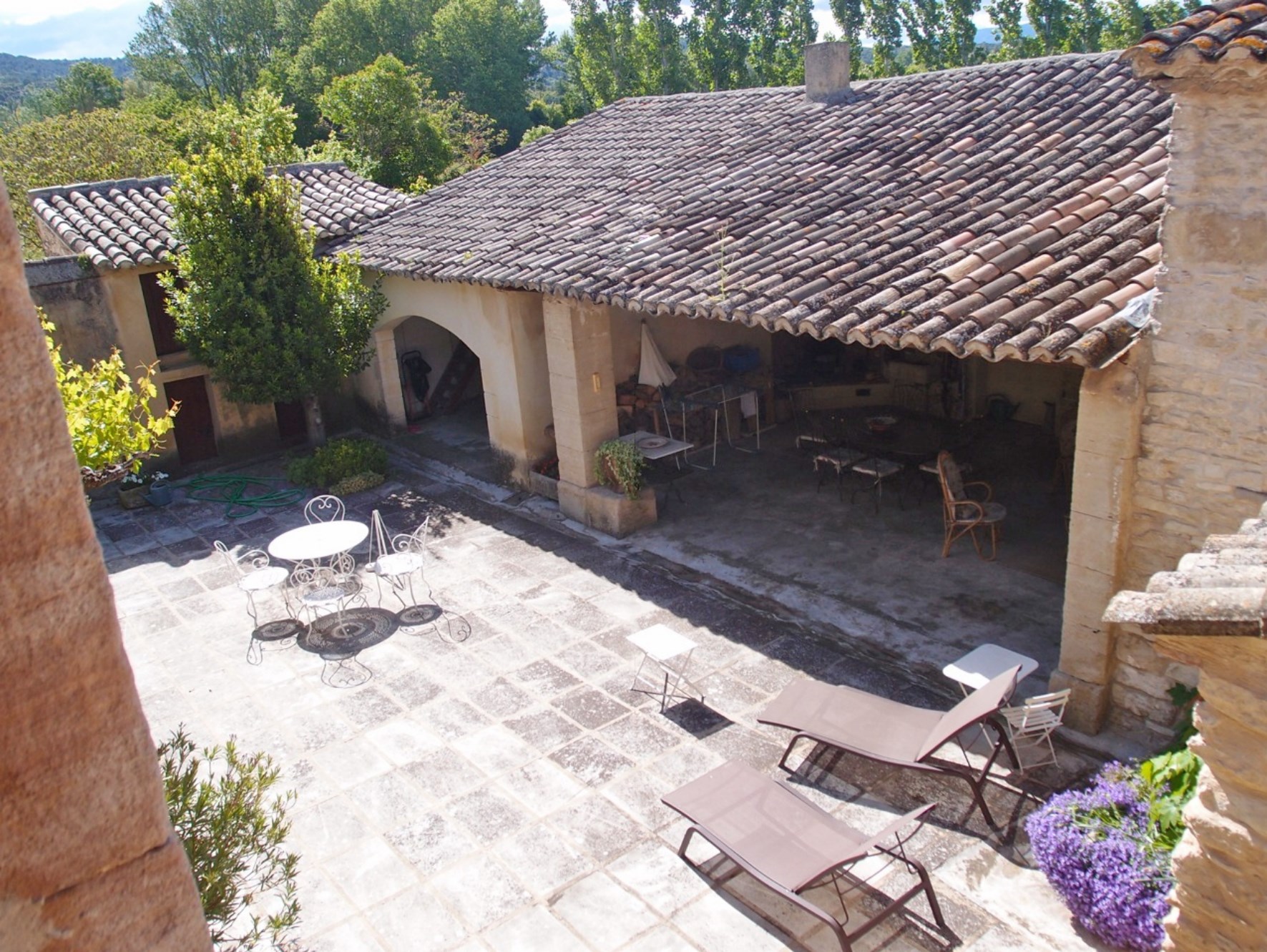 Between the city of antique markets and the Luberon, for sale, real provençal farmhouse with courtyard, swimming pool and outbuilding