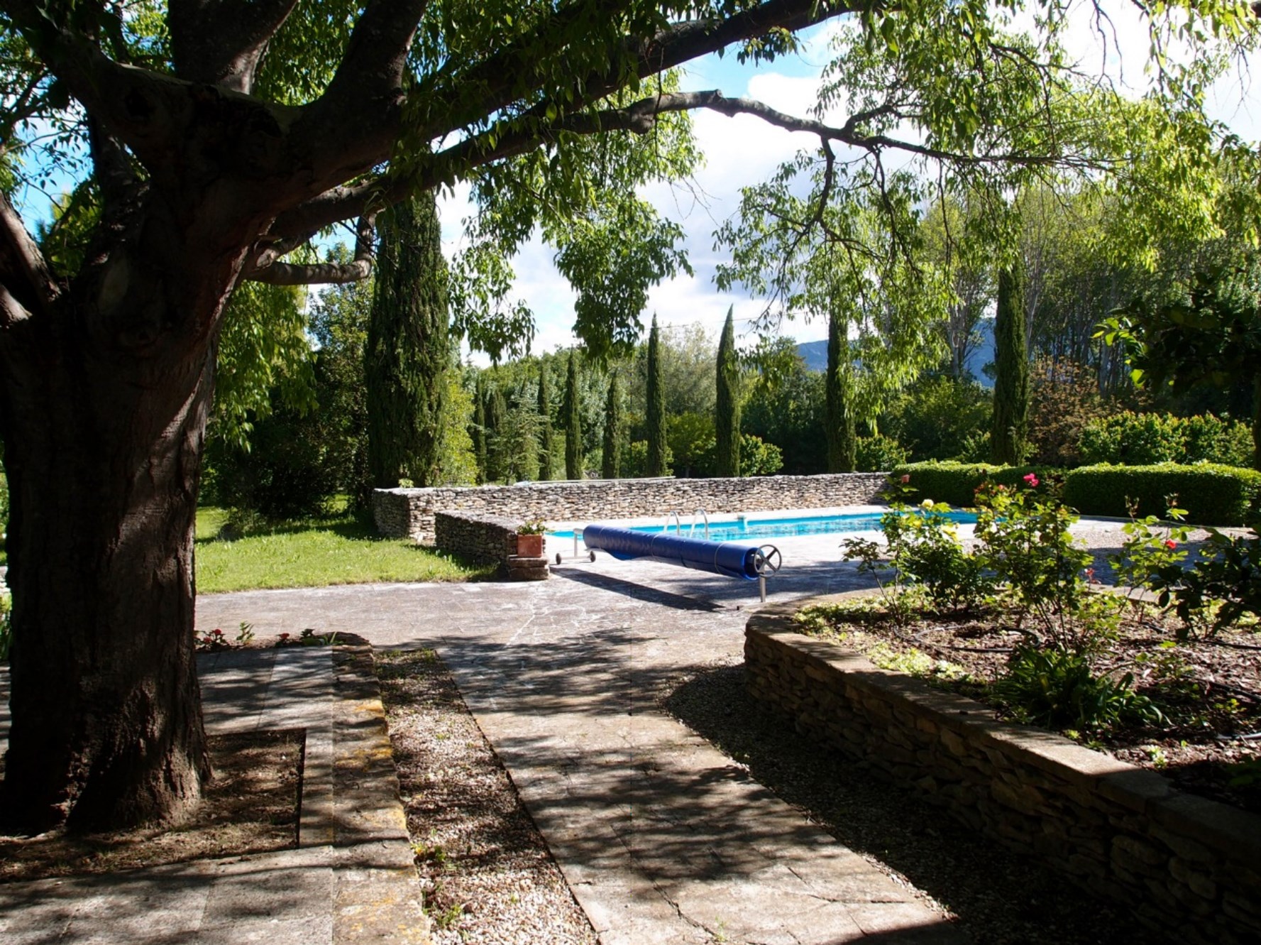 Between the city of antique markets and the Luberon, for sale, real provençal farmhouse with courtyard, swimming pool and outbuilding